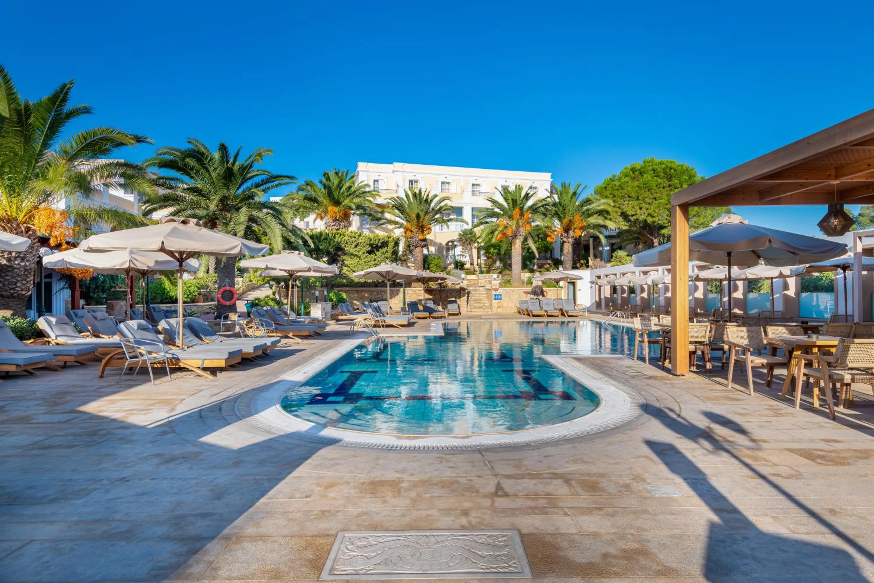 Crithoni's Paradise Hotel