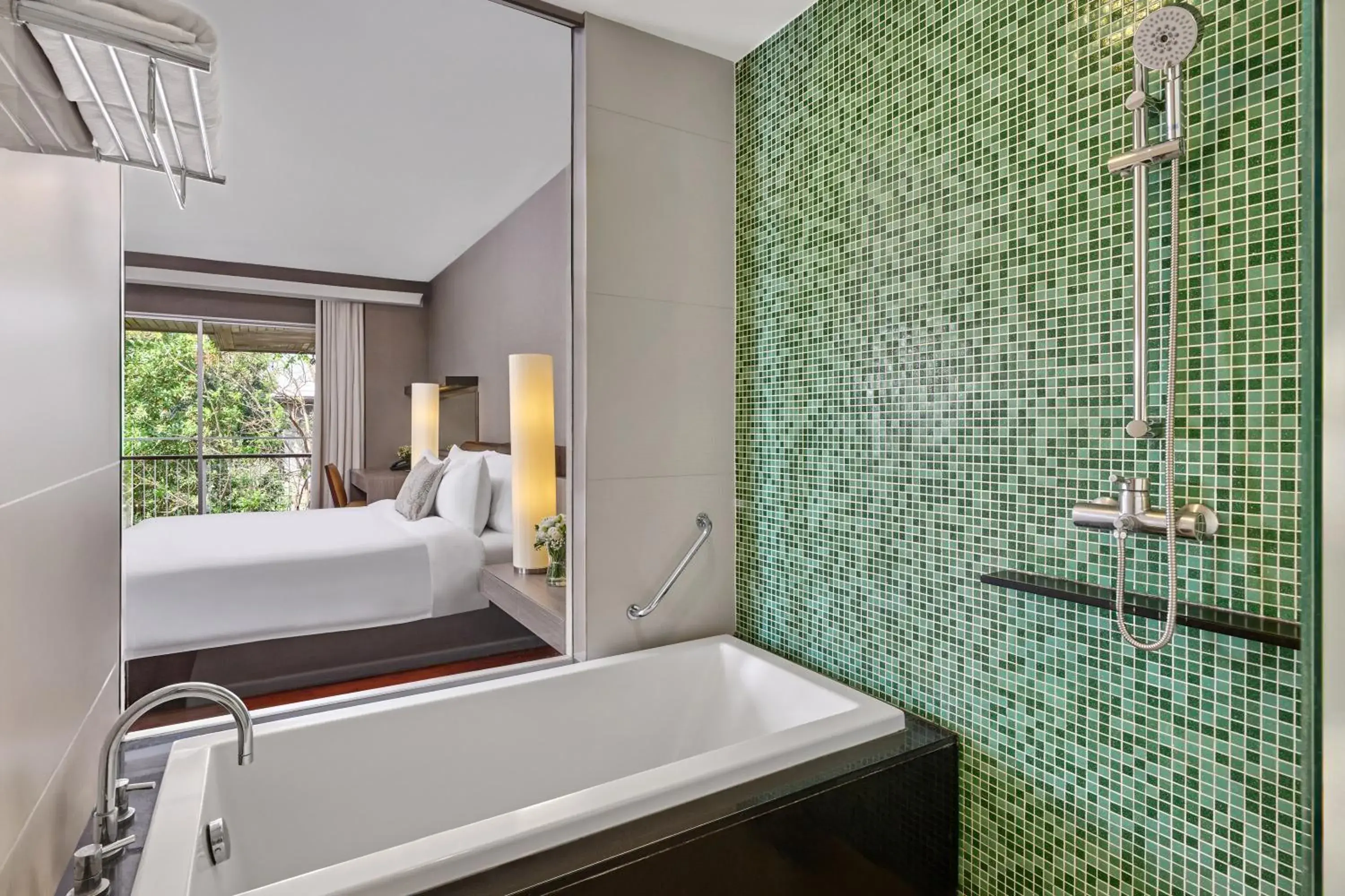 Shower, Bed in The Park Nine Hotel Srinakarin Shower, Bed in The Park Nine Hotel Srinakarin