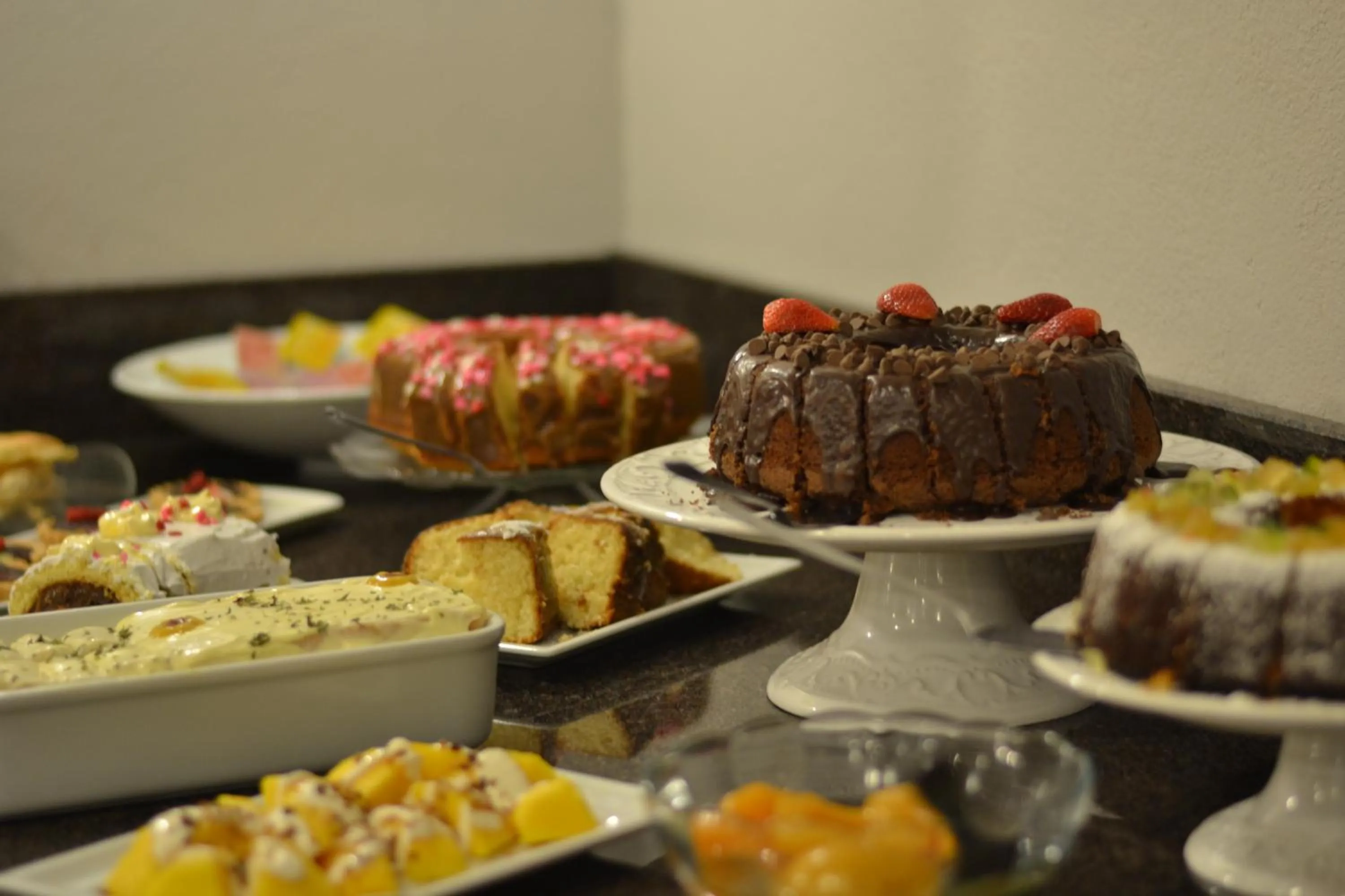 Buffet breakfast in Pousada do Verde Gramado