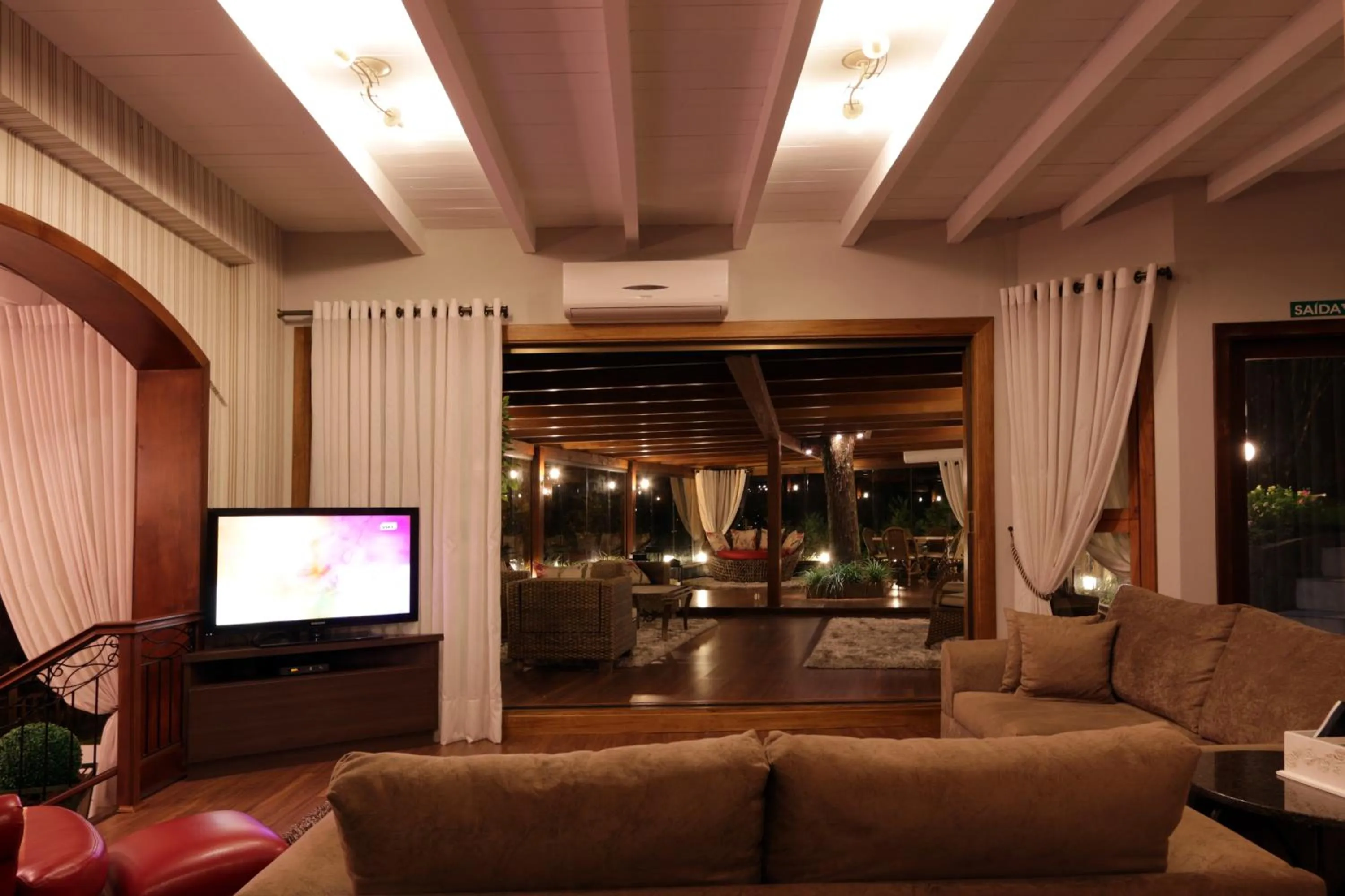 Communal lounge/ TV room in Pousada do Verde Gramado