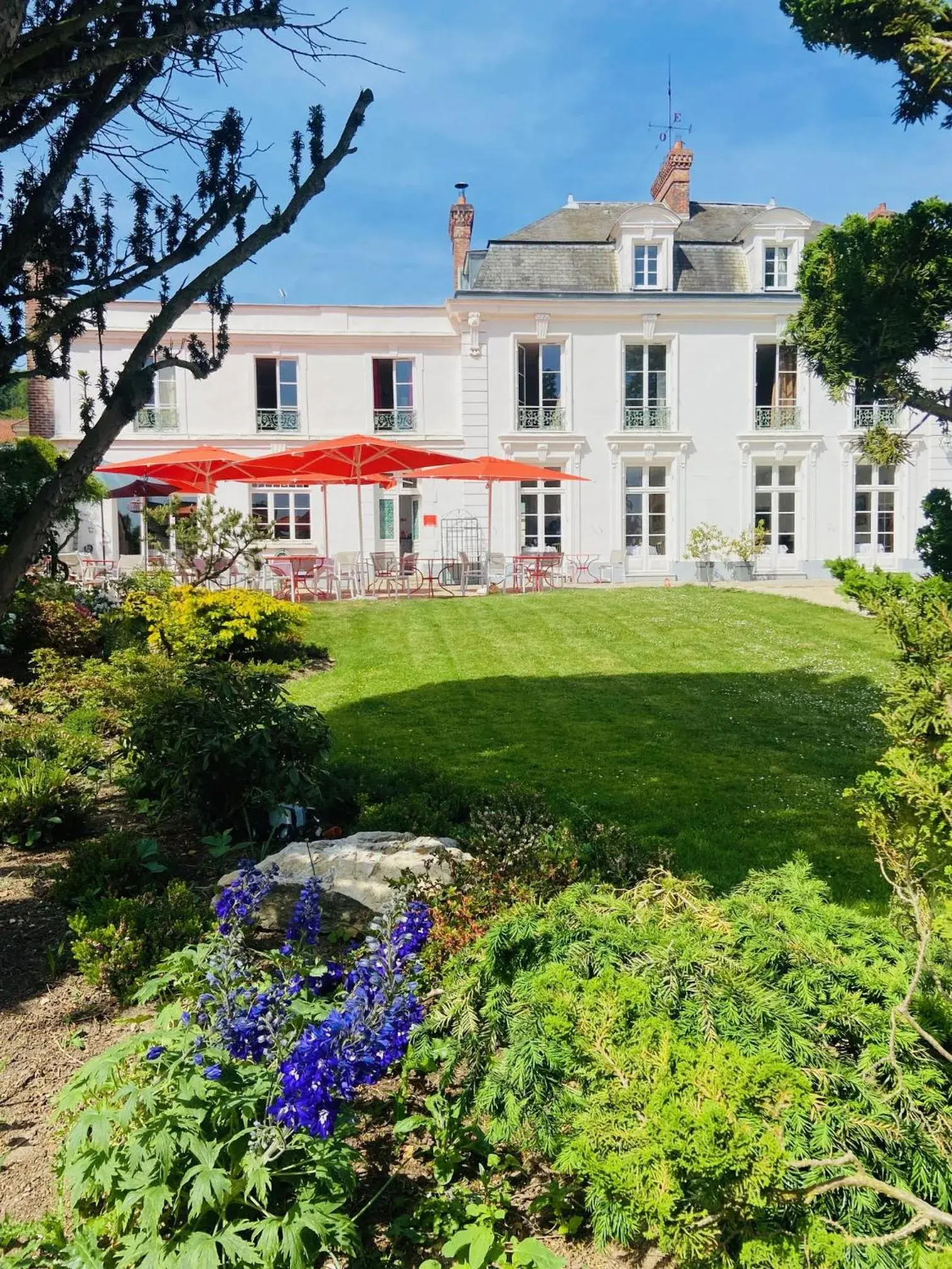 Logis Hôtel & Restaurant Chateau de la Marjolaine Logis Hôtel & Restaurant Chateau de la Marjolaine