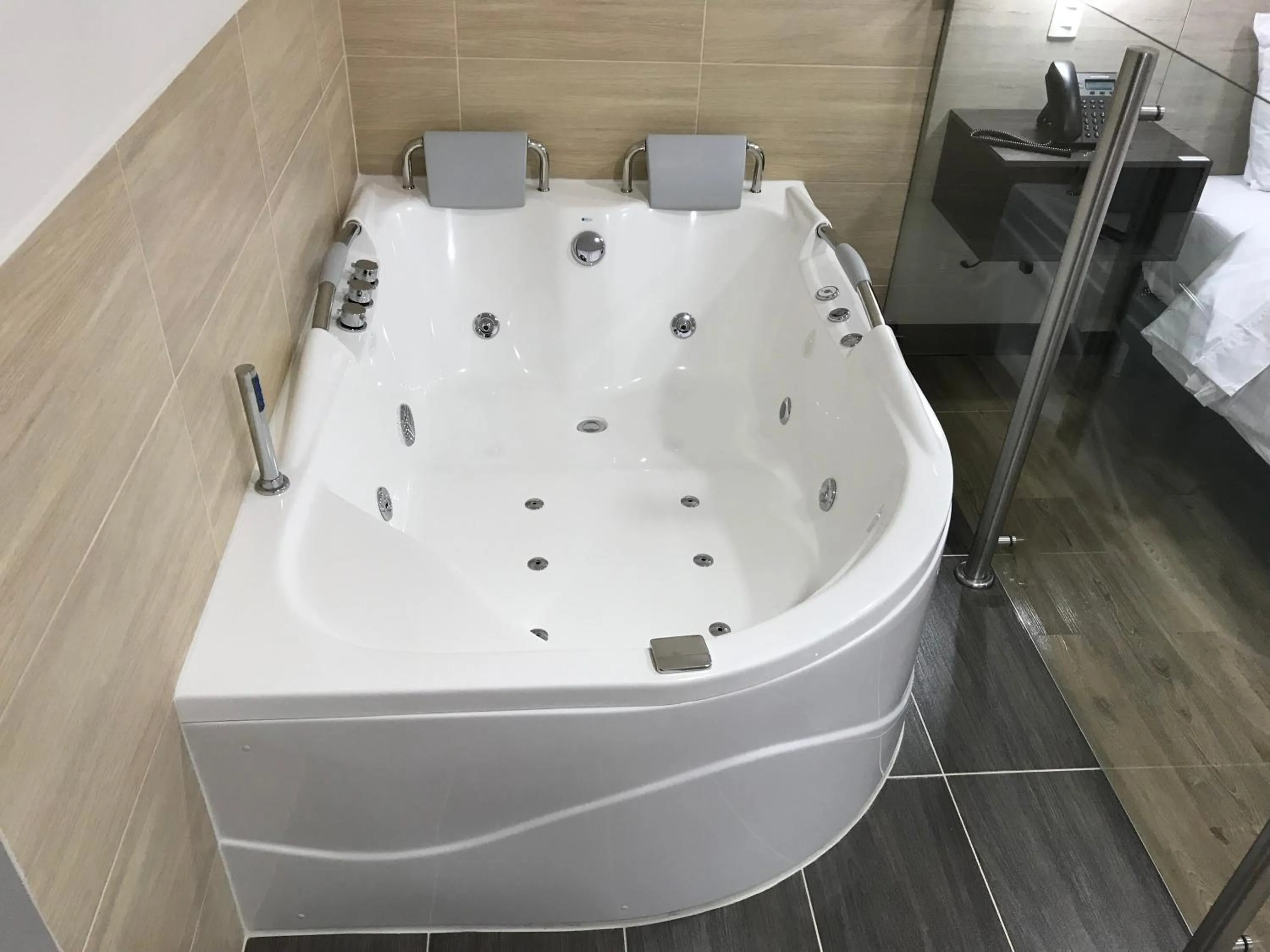 Hot Tub in Arame Hotel