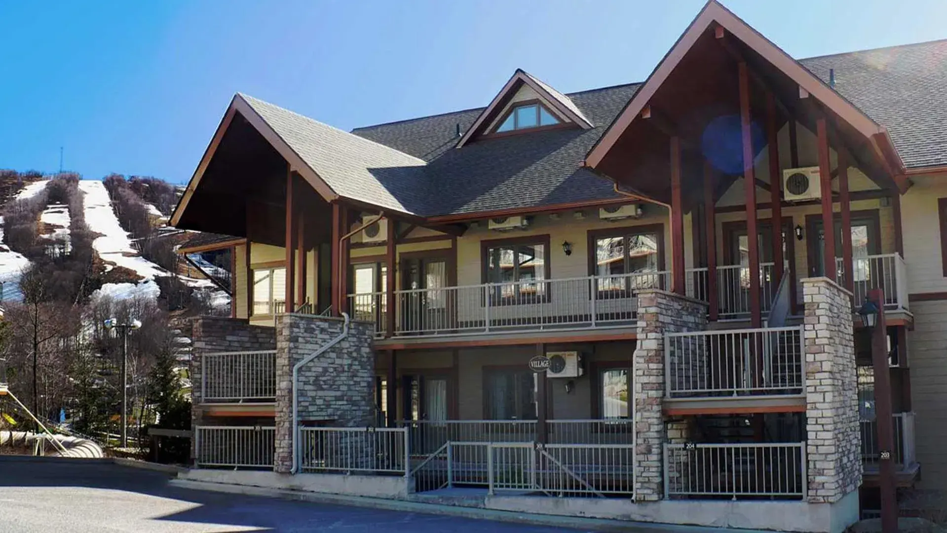 Au pied des pentes Au pied des pentes