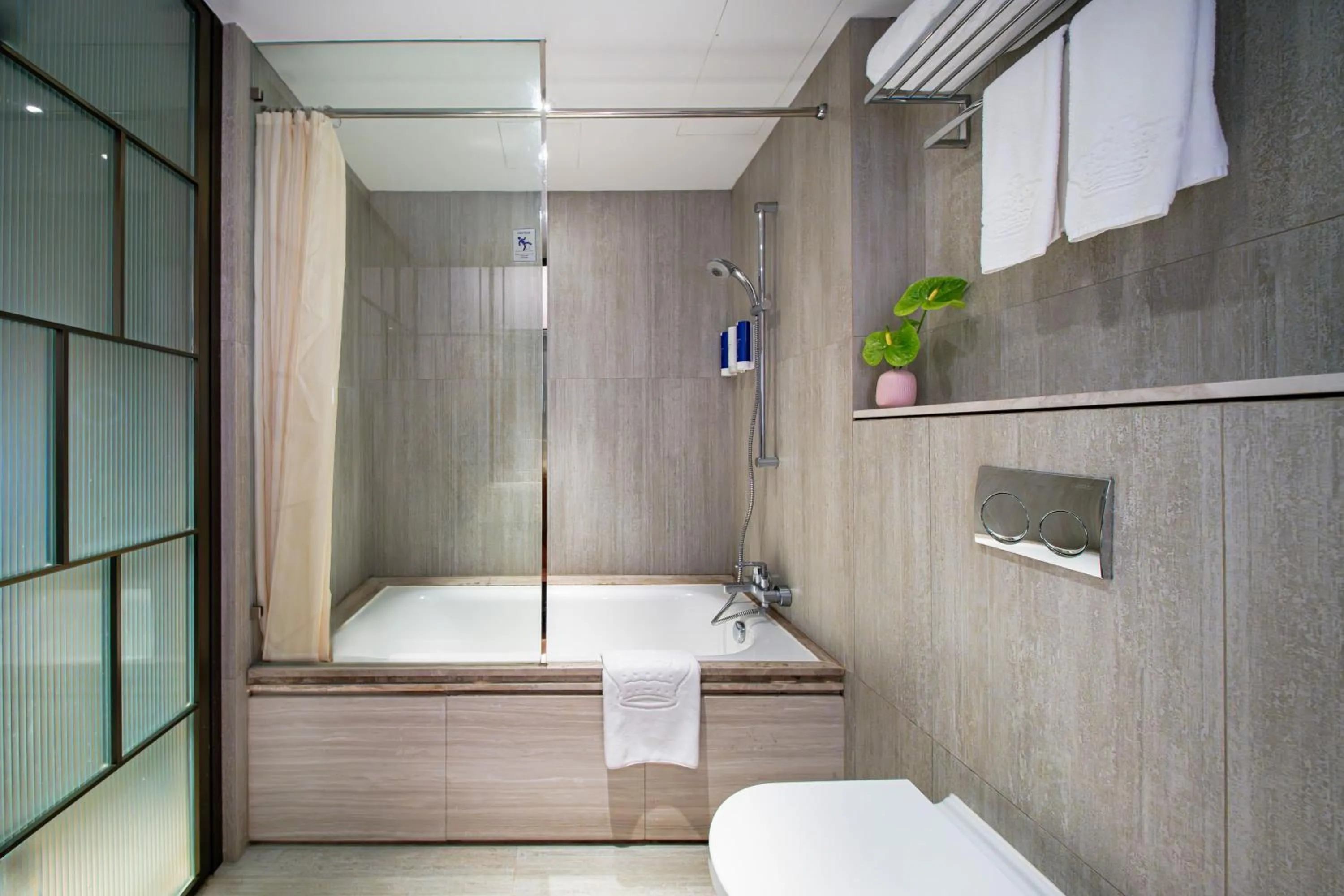 Bath in The Emperor Hotel