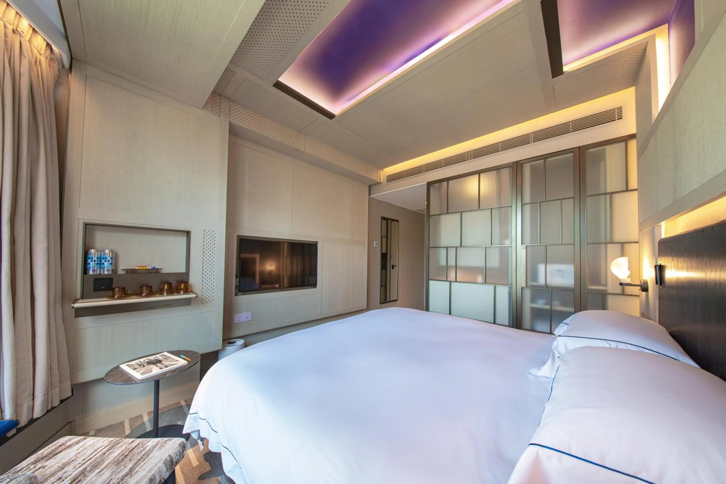 Bed in The Emperor Hotel