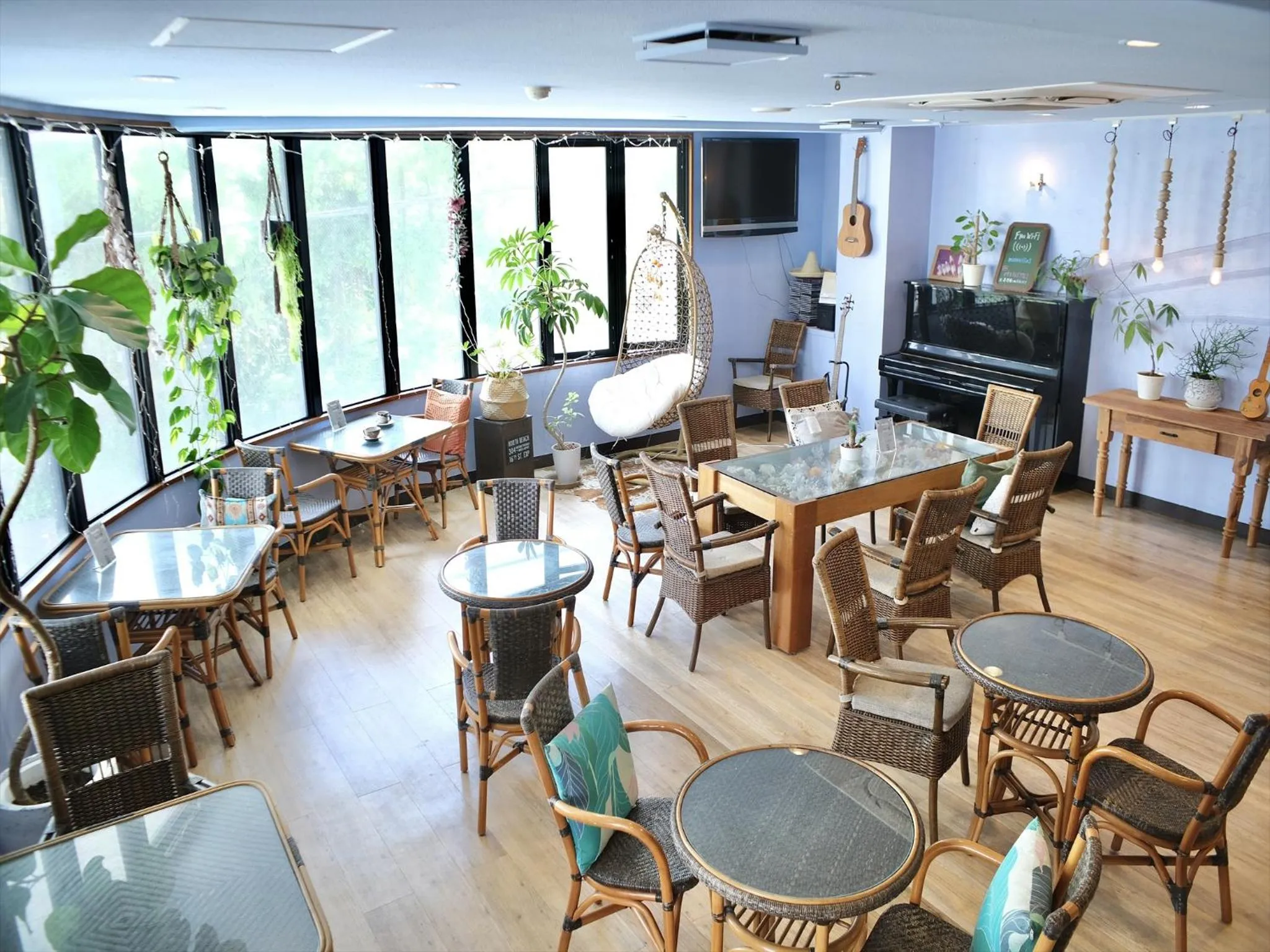 Communal lounge/ TV room in Pension Moon Villa