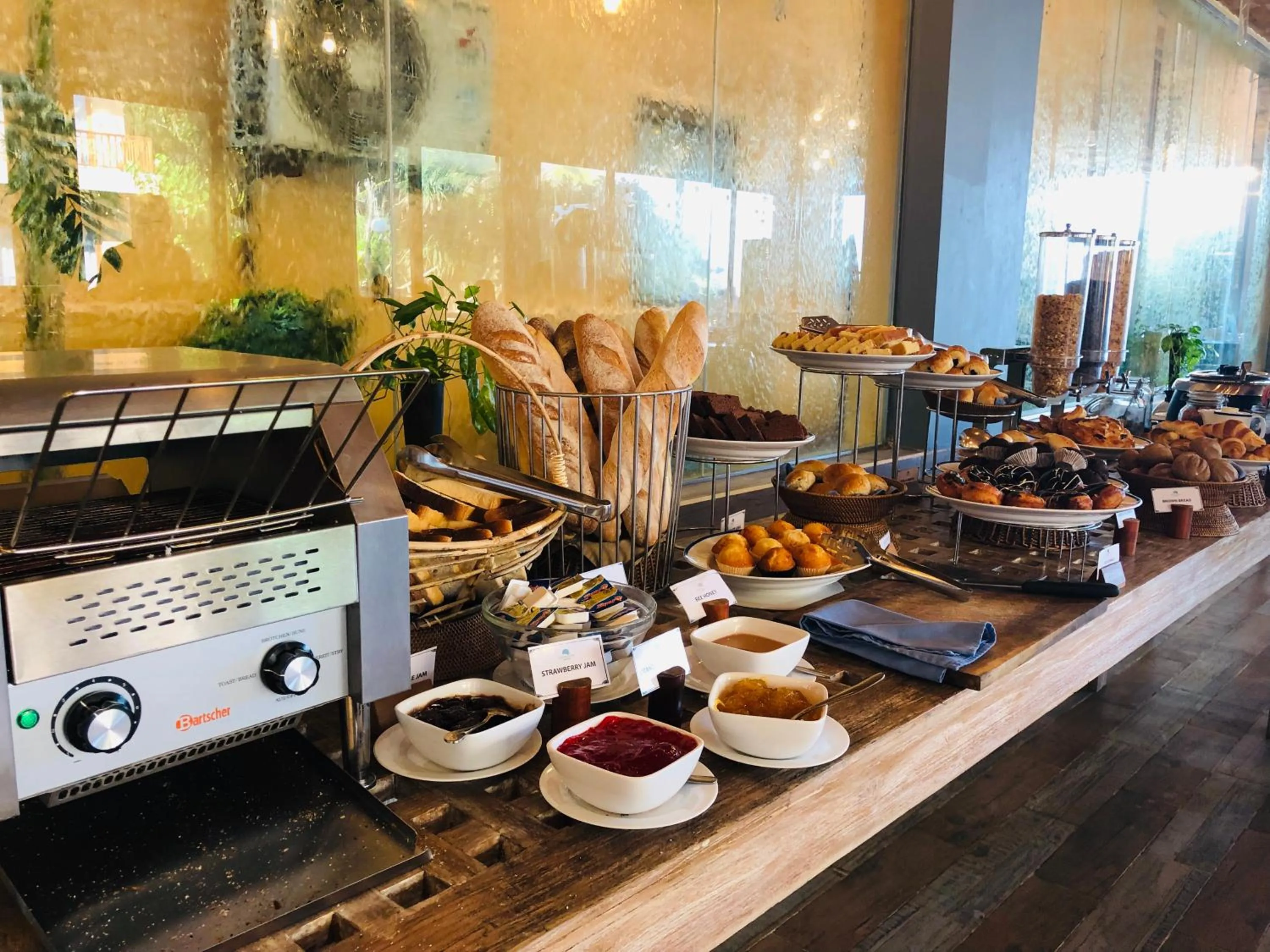 Buffet breakfast in Thaproban Pavilion Waves