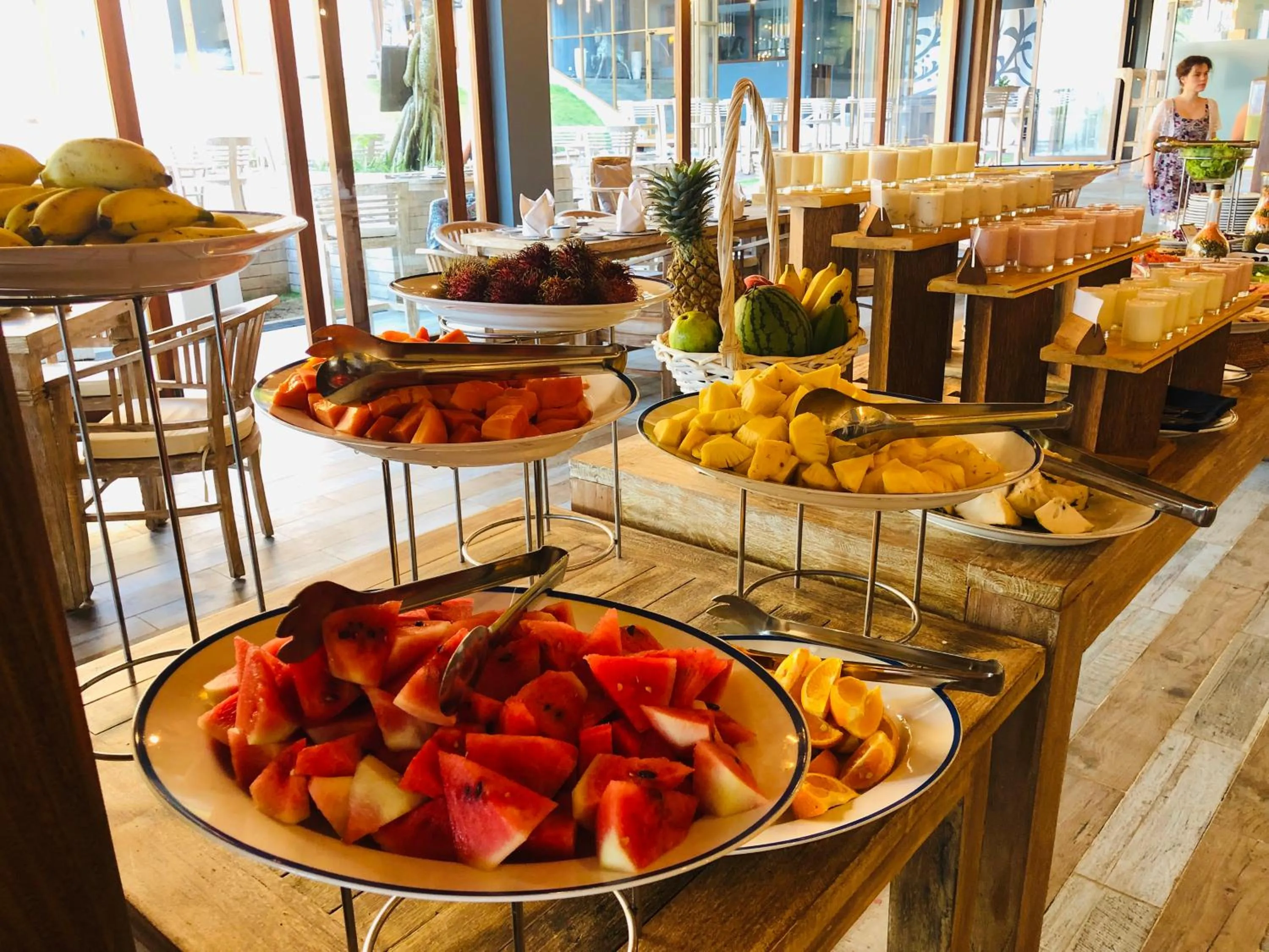 Buffet breakfast in Thaproban Pavilion Waves