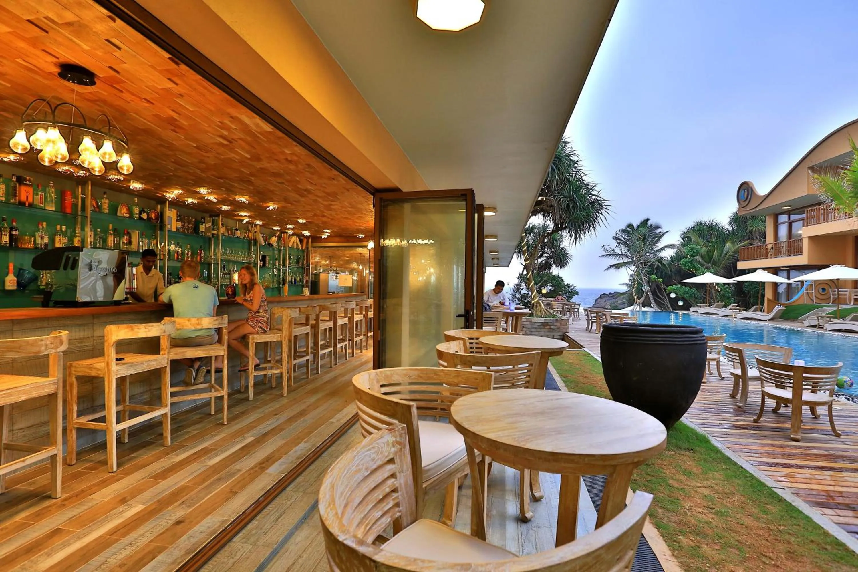 Restaurant/places to eat in Thaproban Pavilion Waves