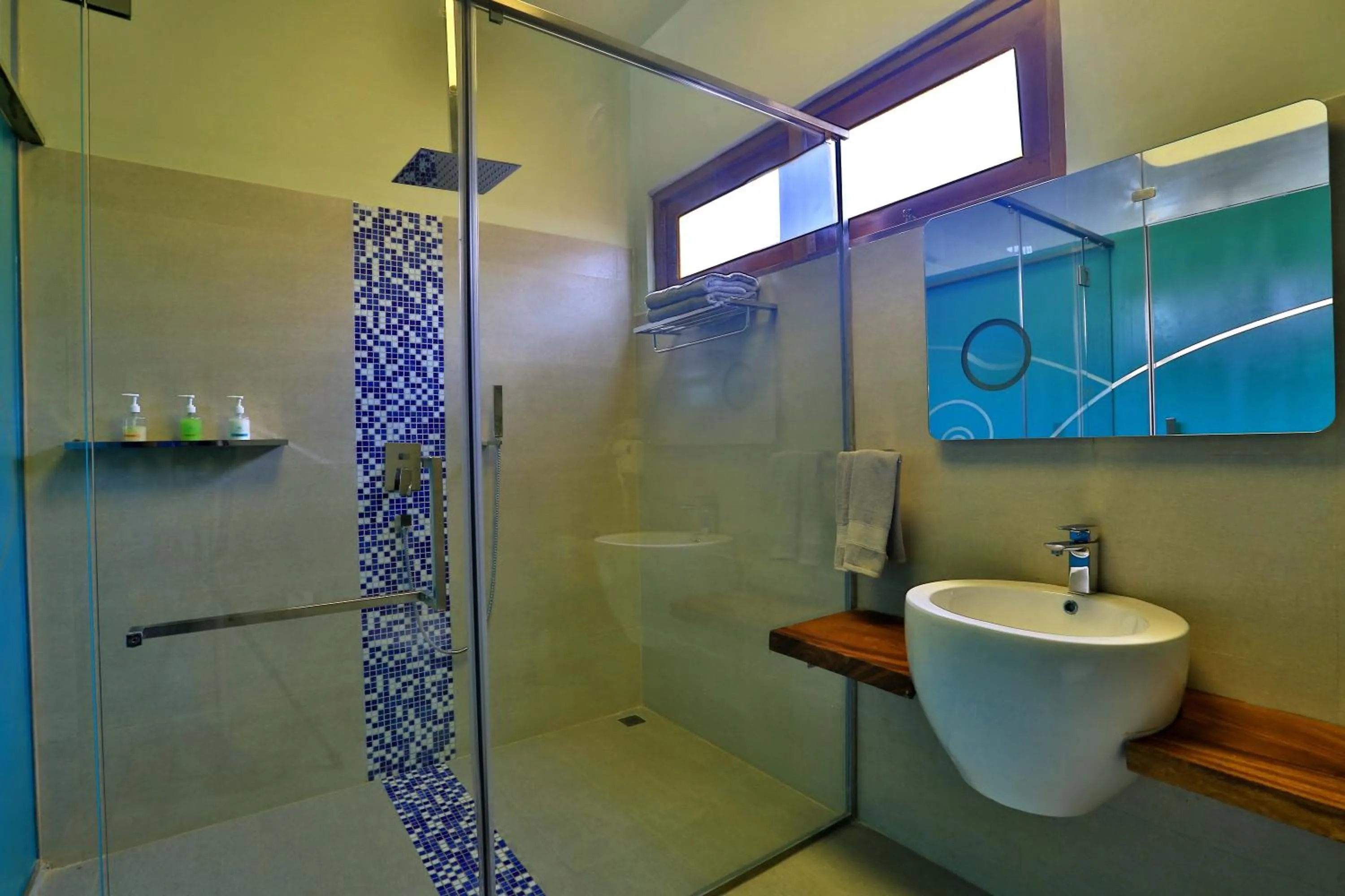 Shower in Thaproban Pavilion Waves