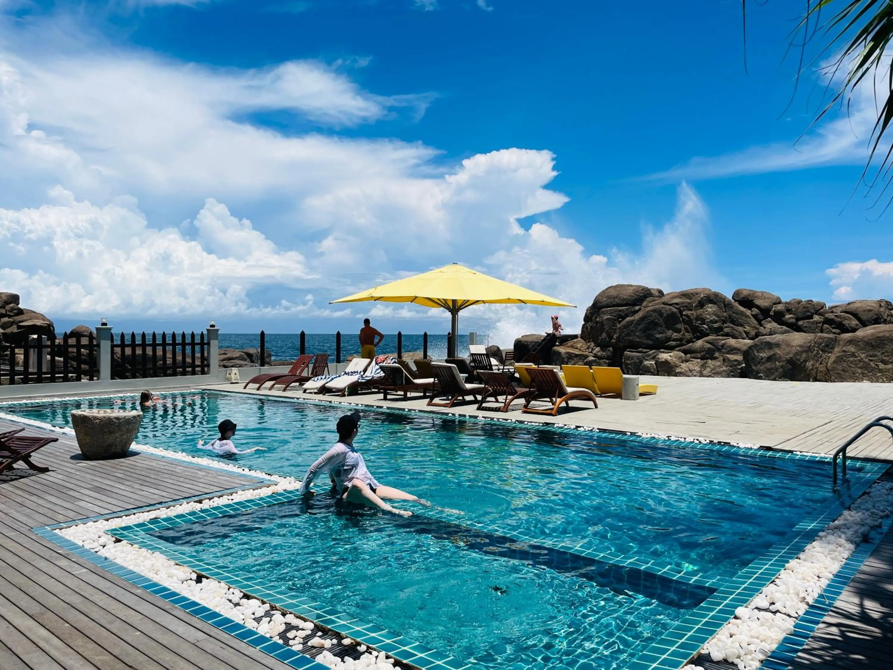 Swimming pool in Thaproban Pavilion Waves