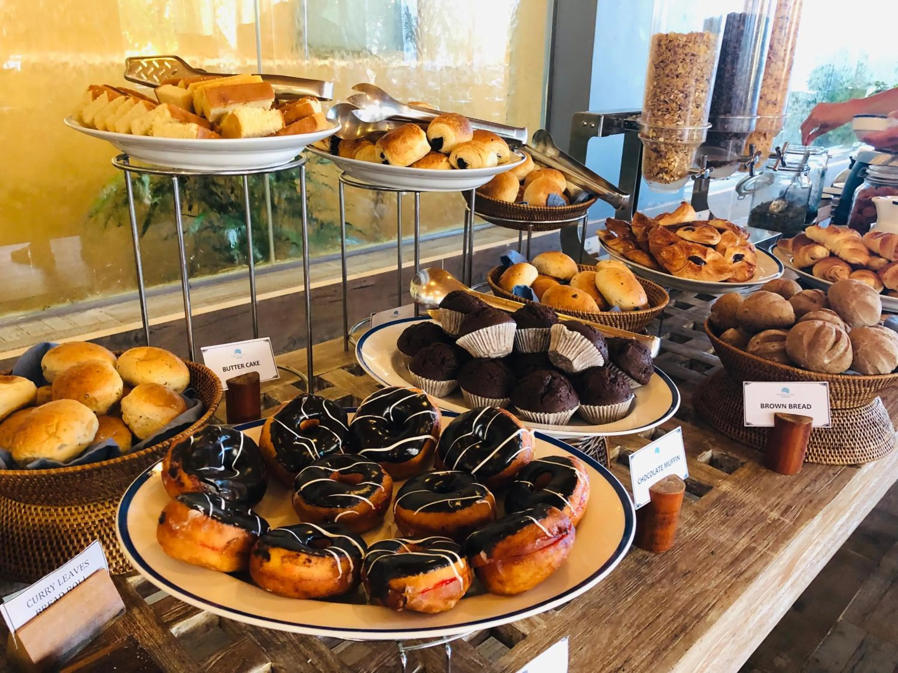 Meals in Thaproban Pavilion Waves