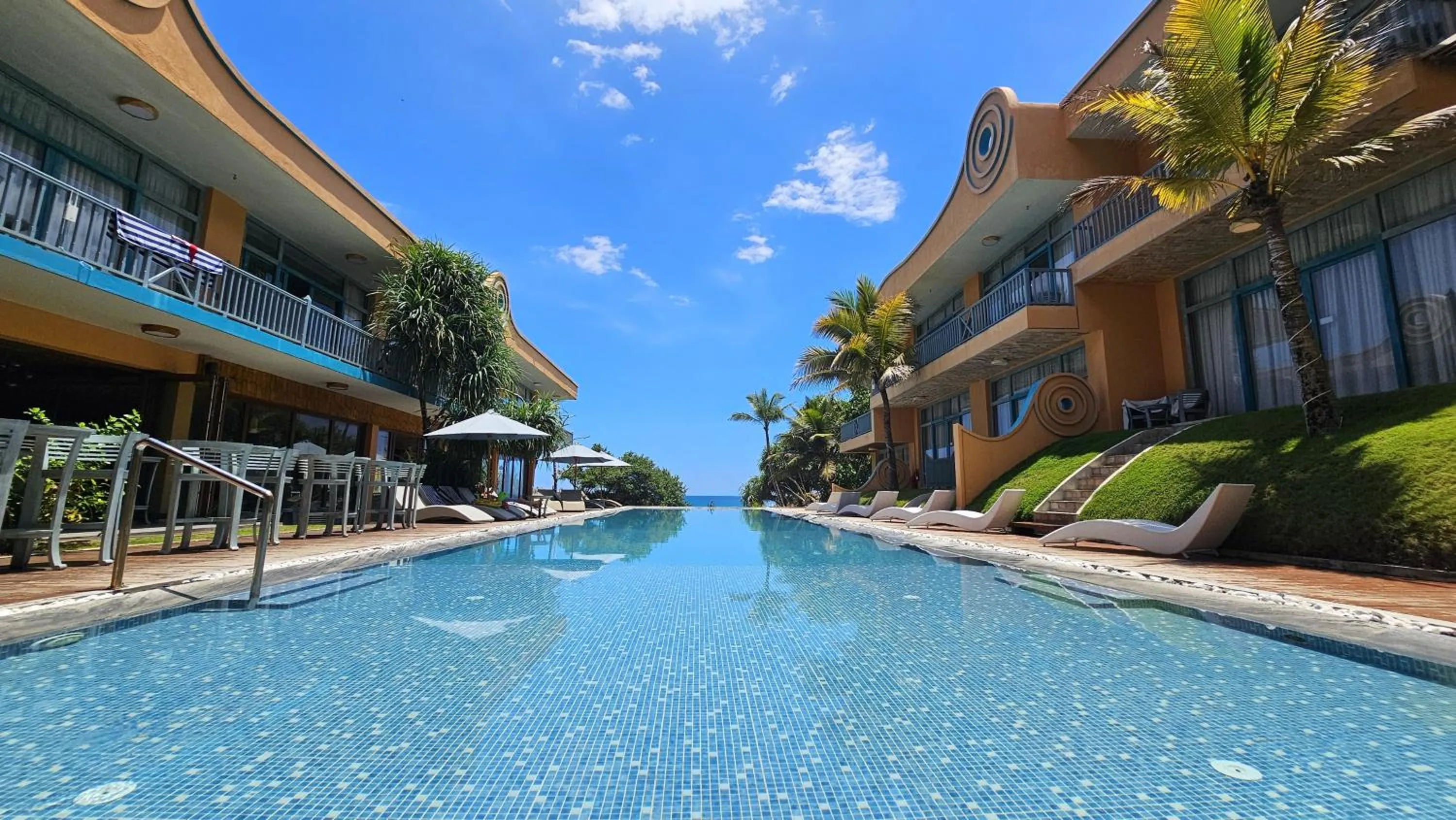 Swimming pool in Thaproban Pavilion Waves