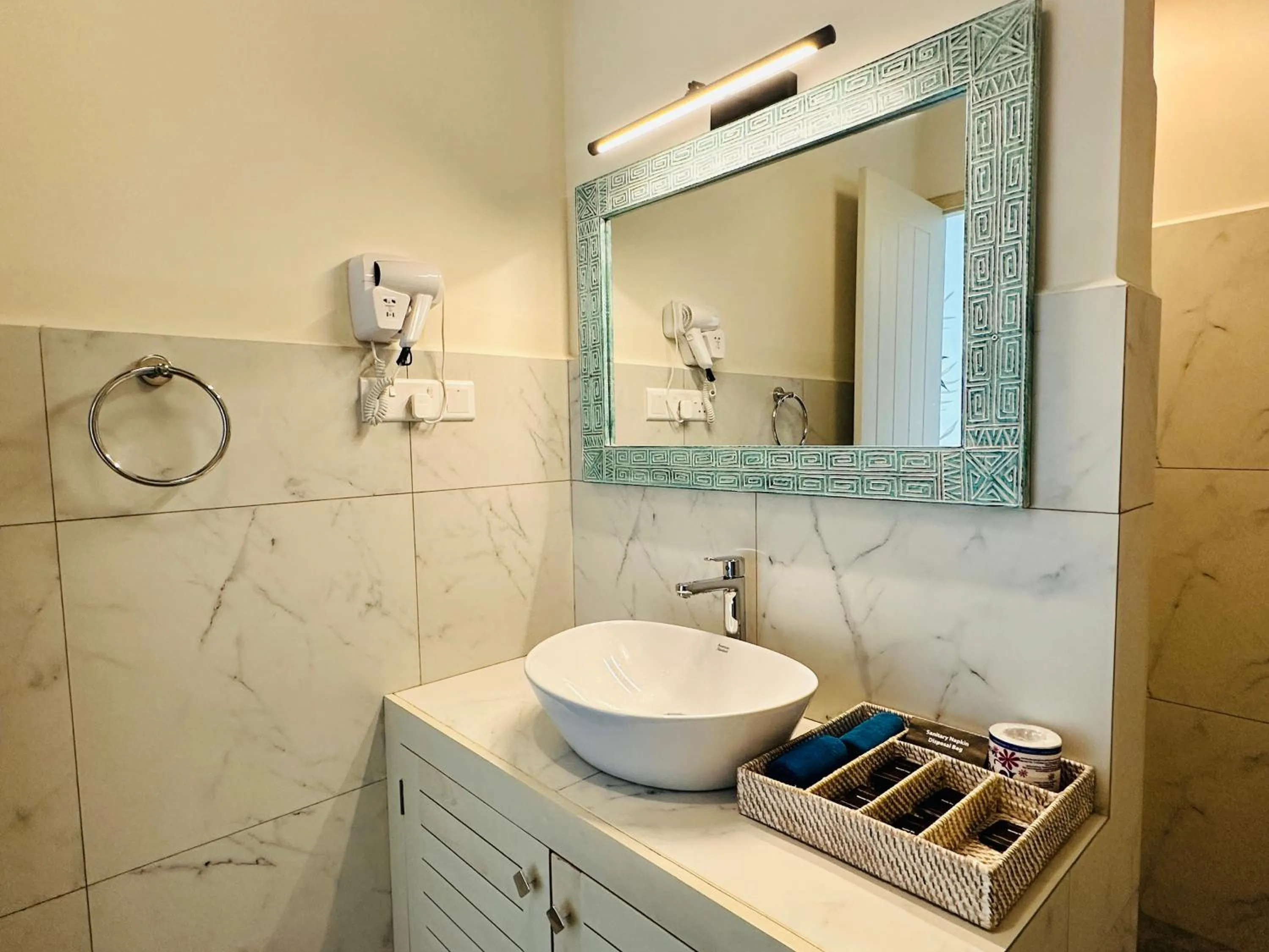 Bathroom in Thaproban Pavilion Waves