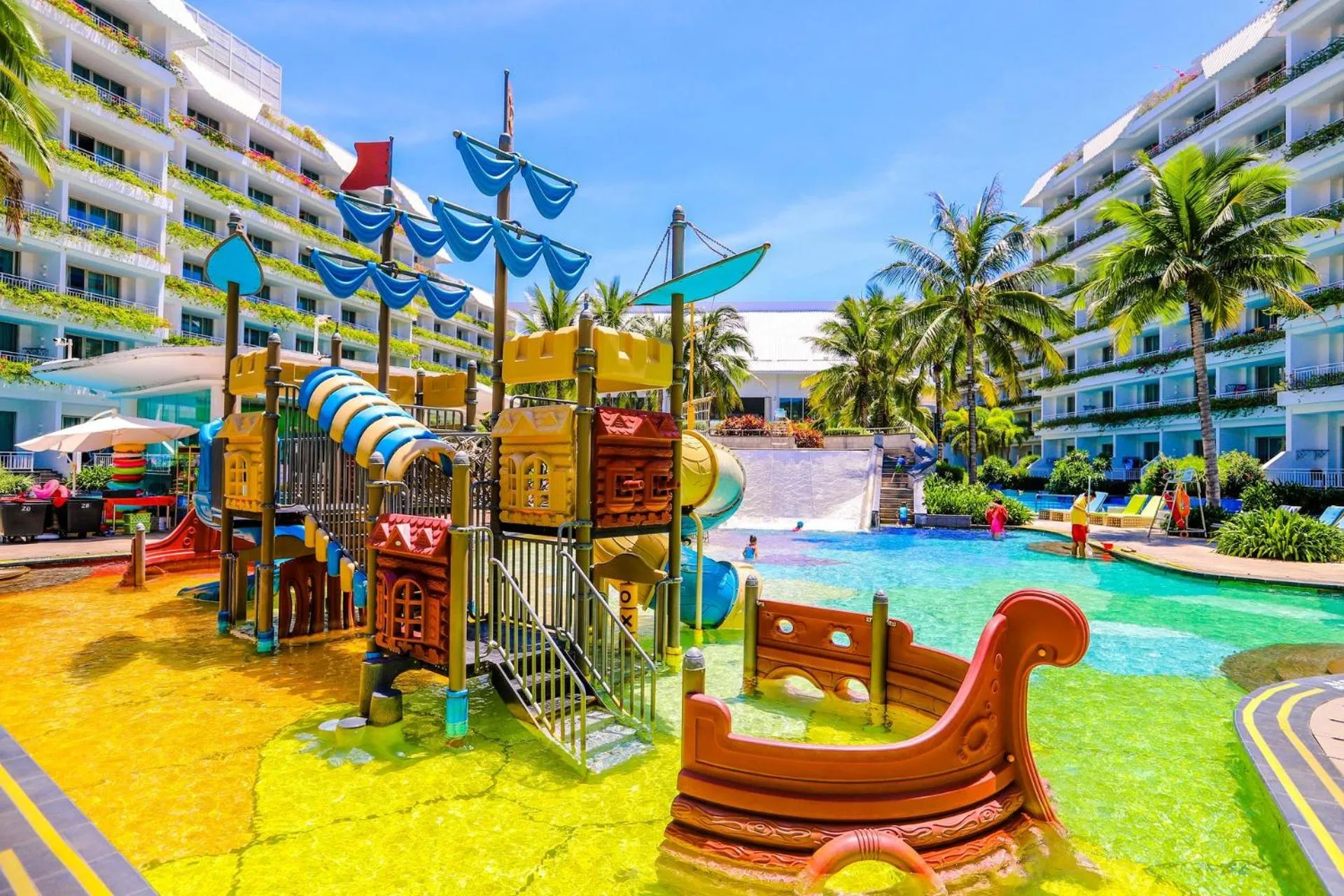 Aqua park in Palace Resort Villas Yalong Bay Sanya