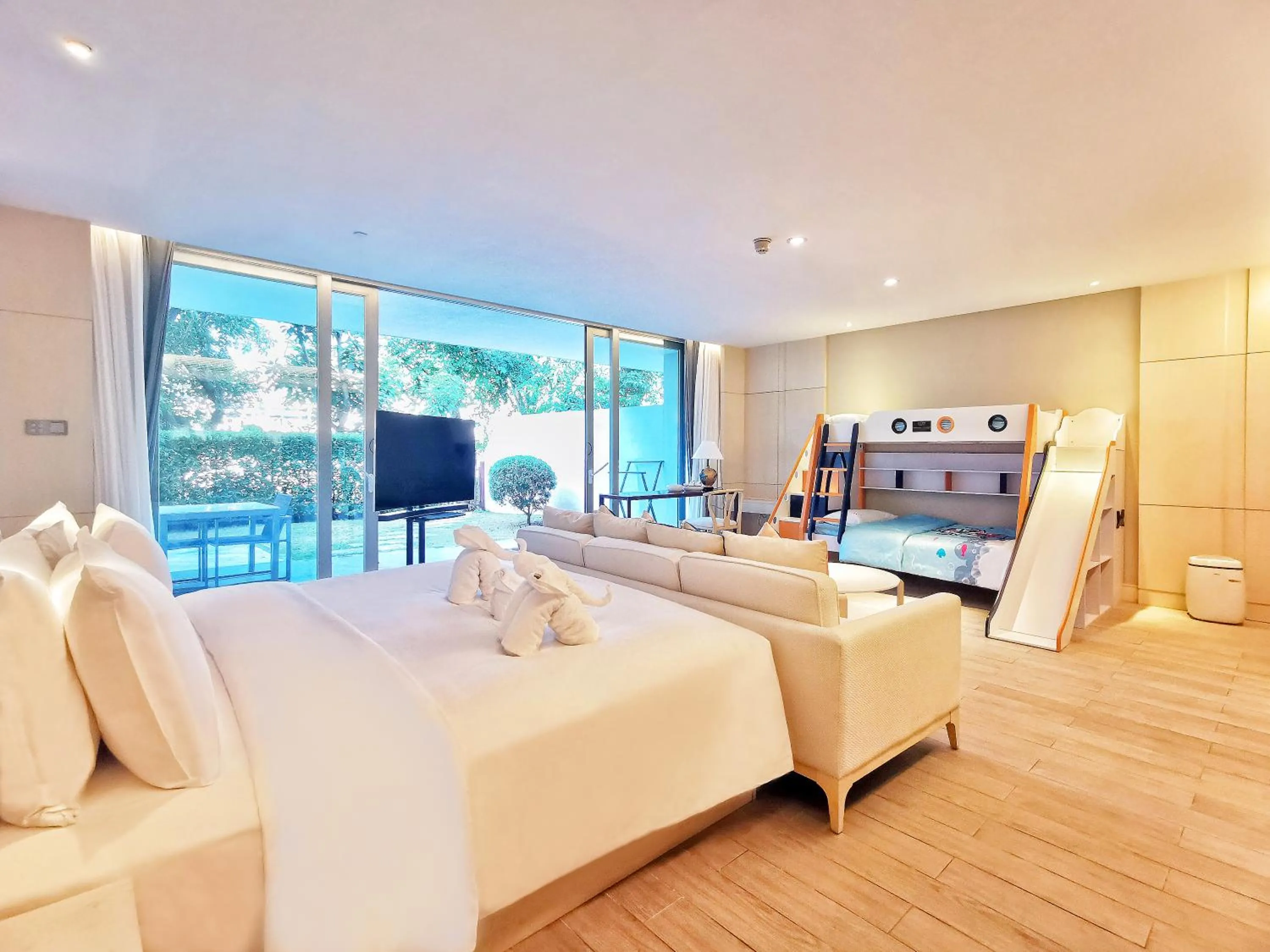 TV and multimedia in Palace Resort Villas Yalong Bay Sanya