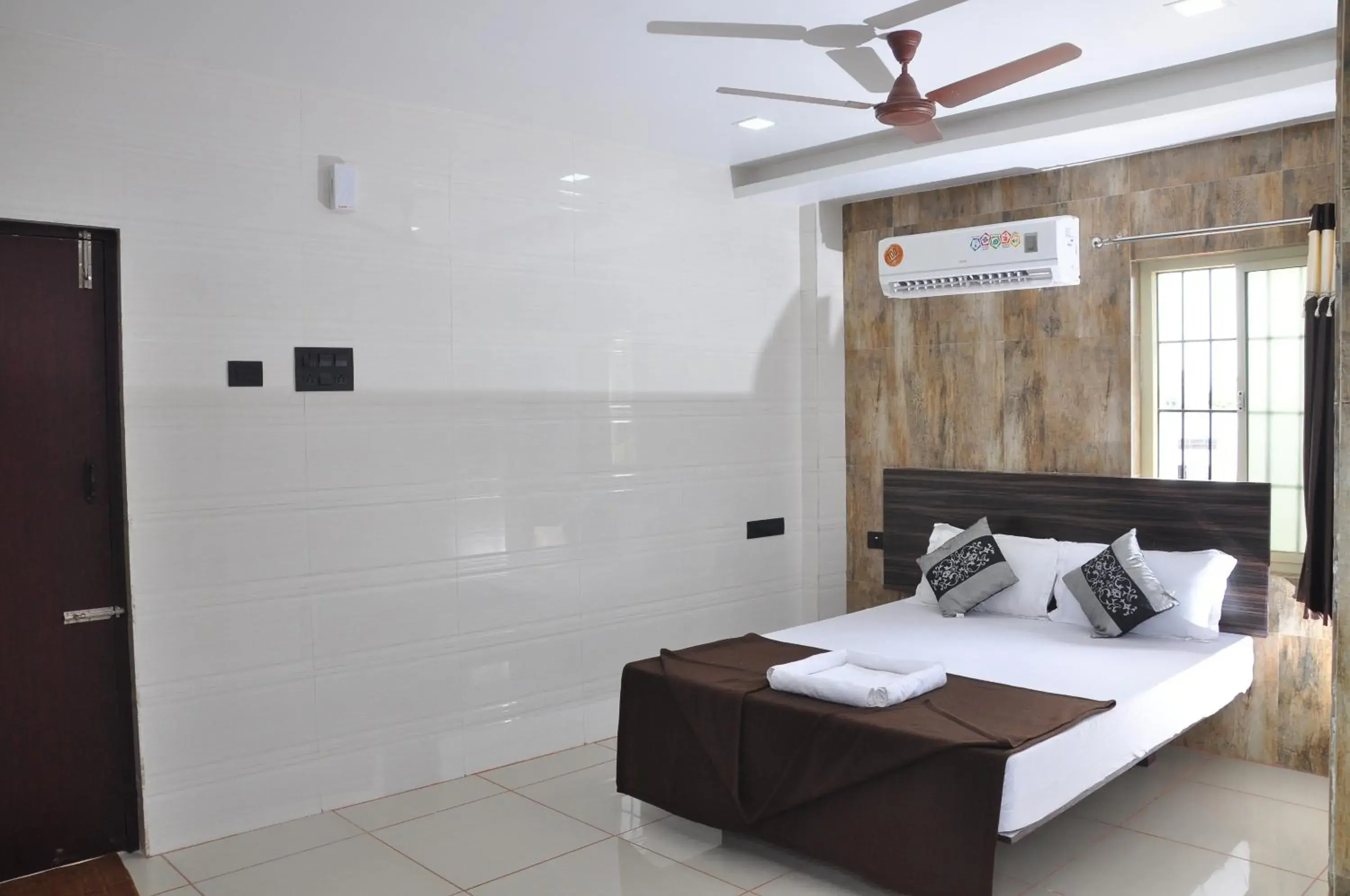 Deluxe Double Room (2 Adults + 1 Child) in Hotel SAARA Deluxe Double Room (2 Adults + 1 Child) in Hotel SAARA