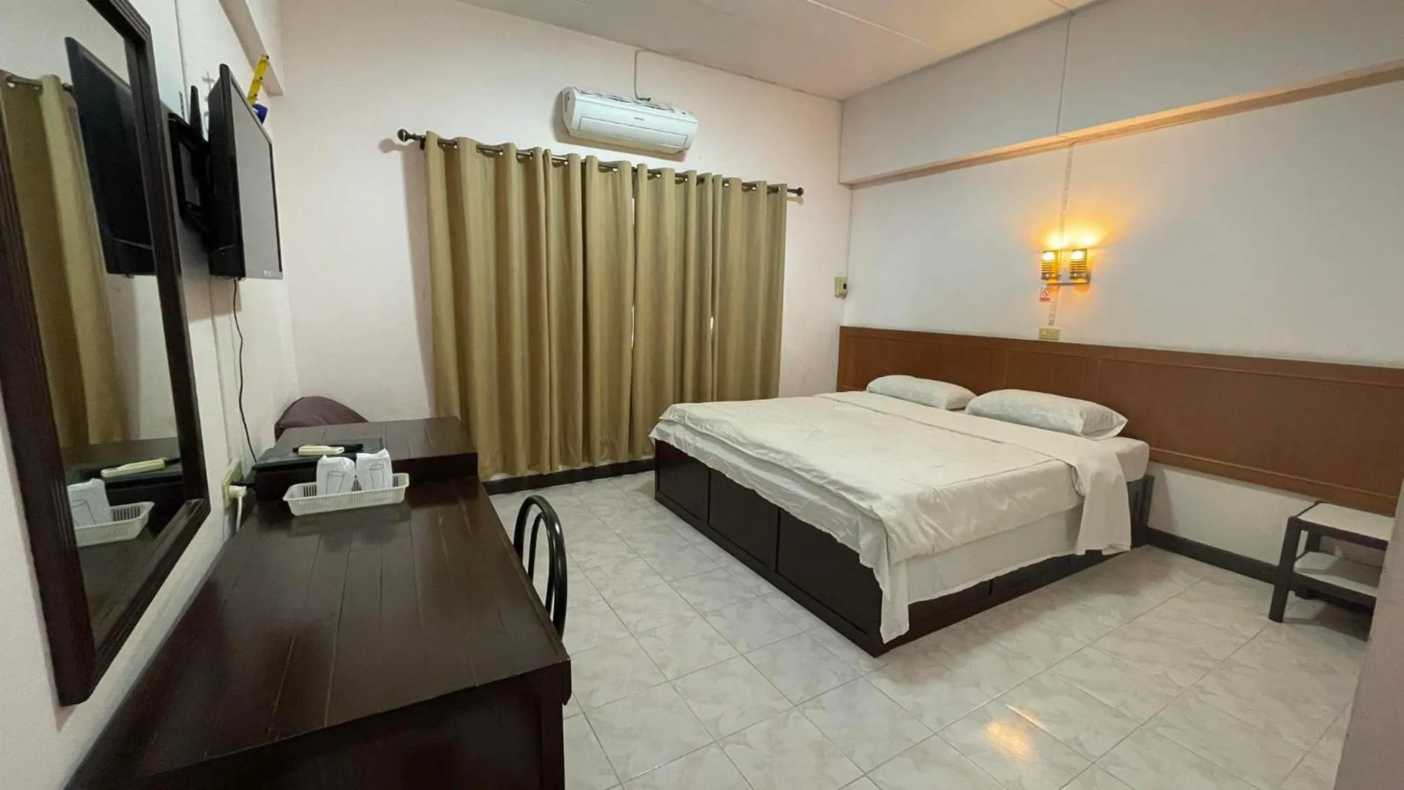 Bedroom, Bed in Thaen Thong Hotel