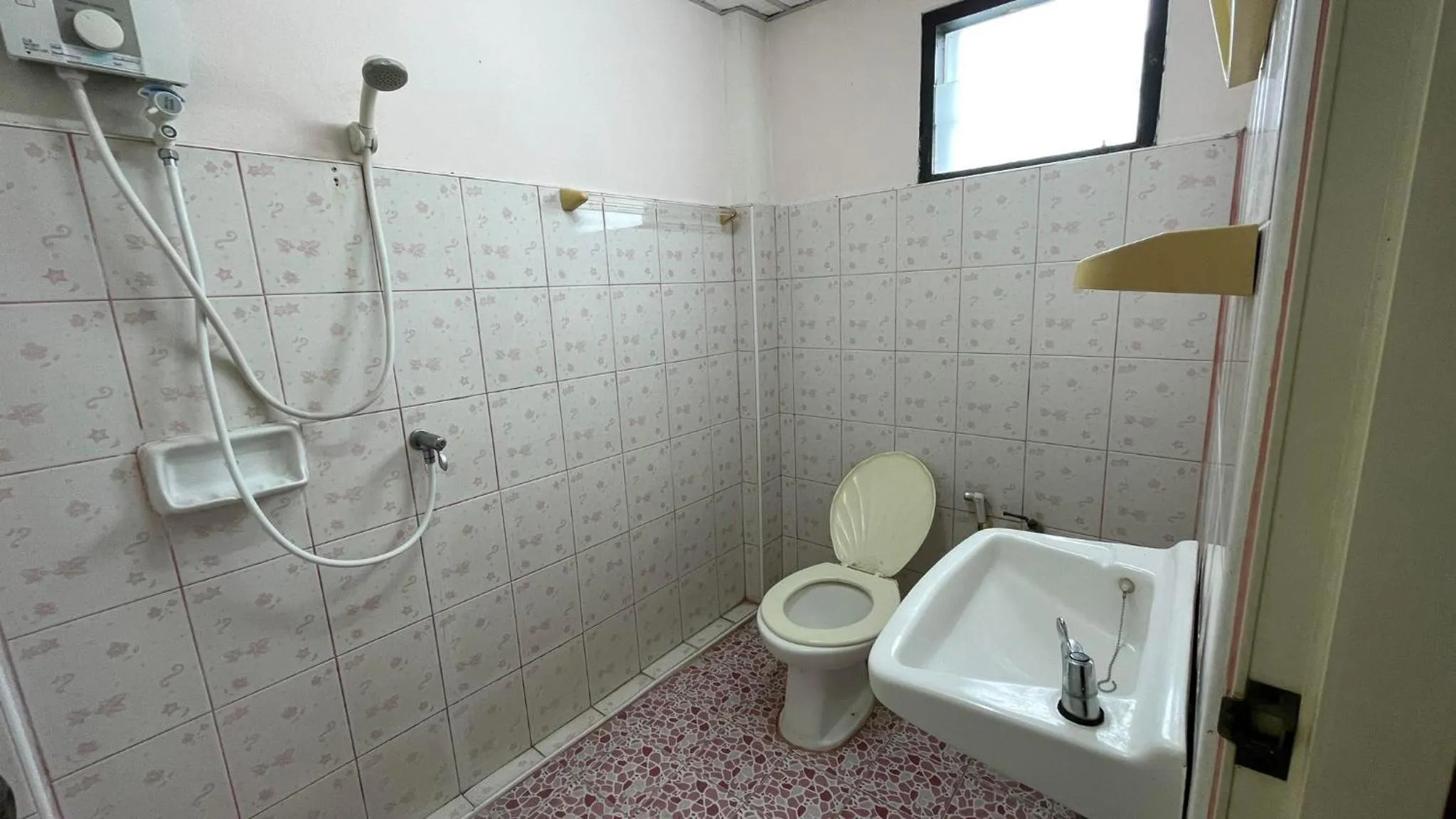 Shower in Thaen Thong Hotel