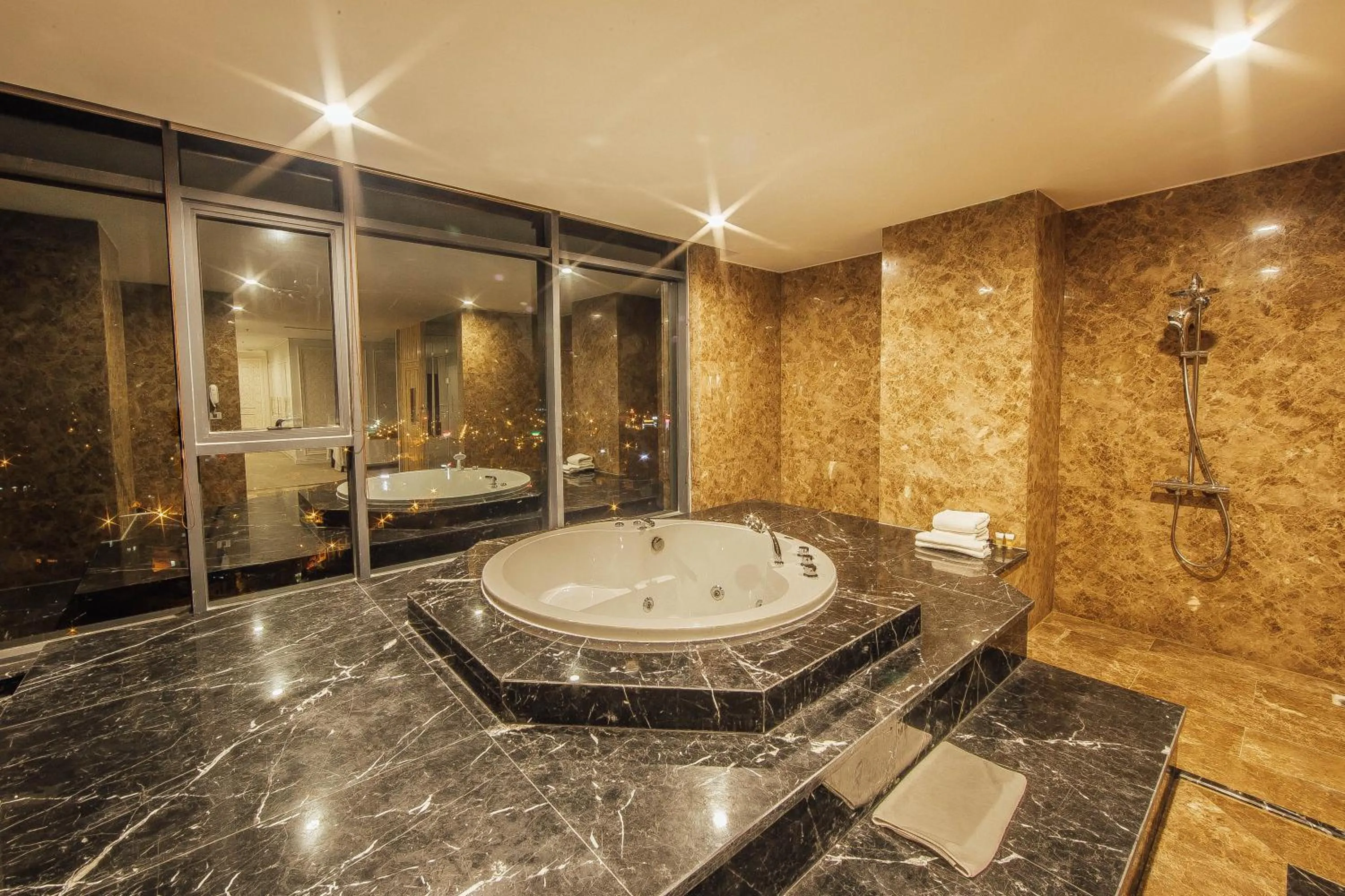 Hot Tub in Muong Thanh Luxury Bac Ninh Hotel