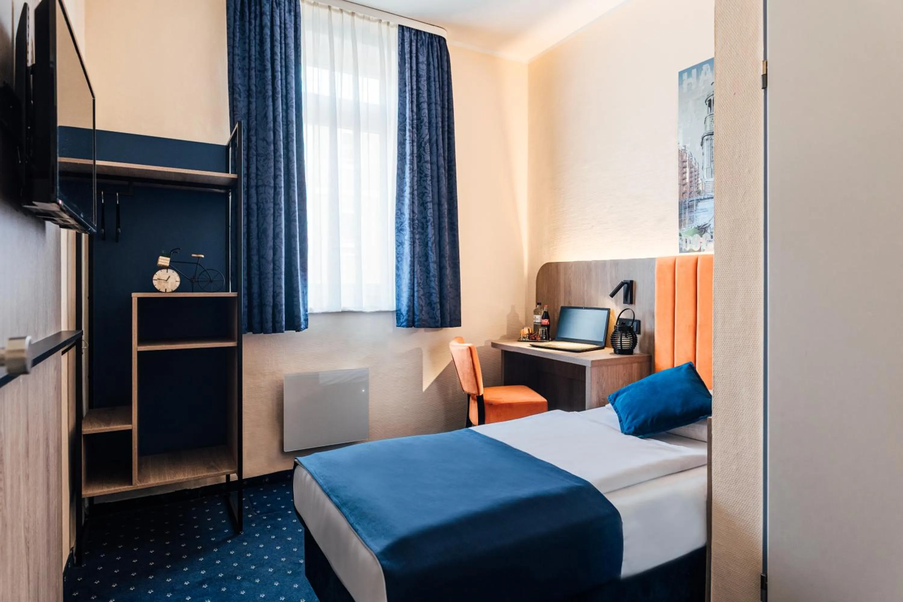 Photo of the whole room, Bed in Hotel Commerz Hamburg