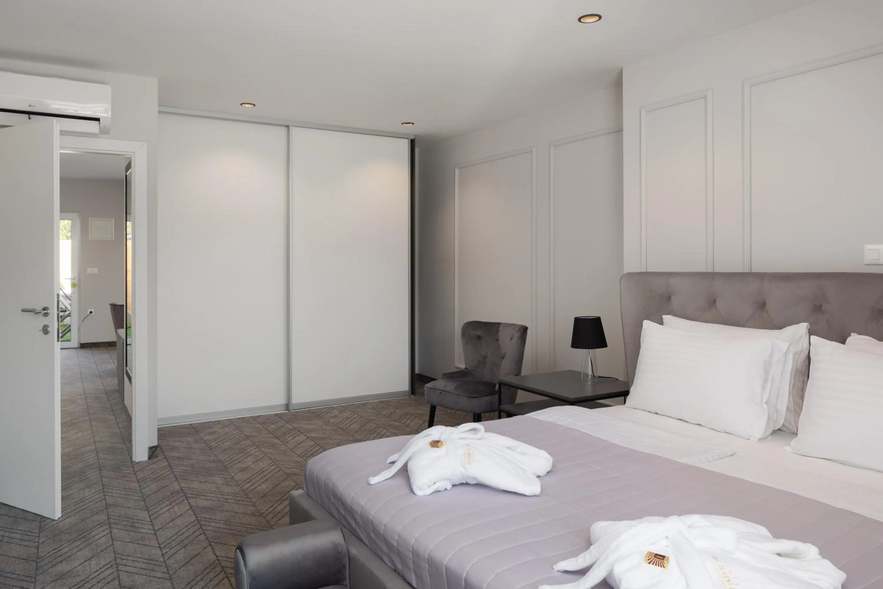 wardrobe, Bed in Zlatni Rat Beach Resort
