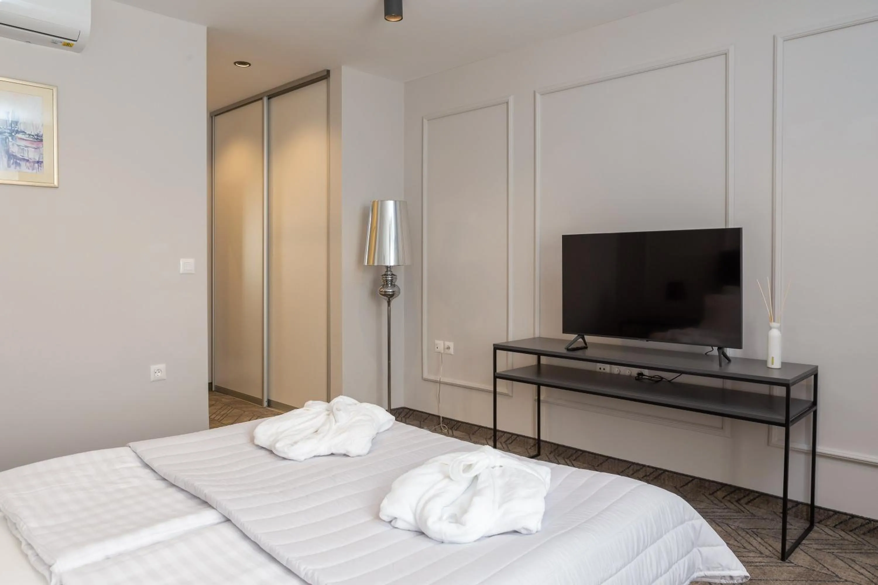 Bed in Zlatni Rat Beach Resort