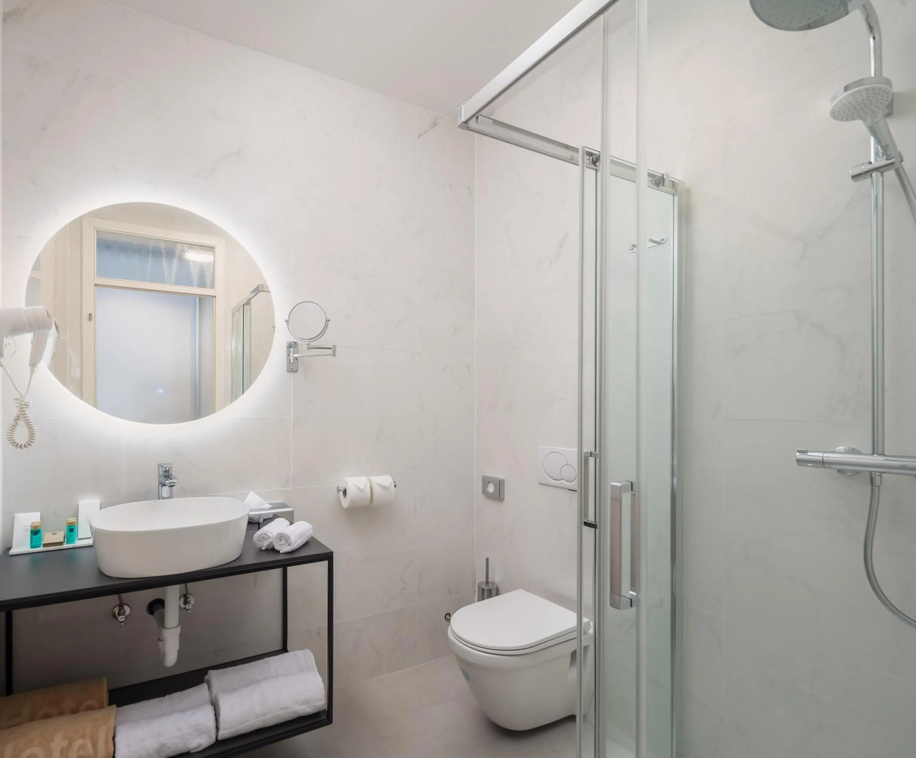 Bathroom in Zlatni Rat Beach Resort
