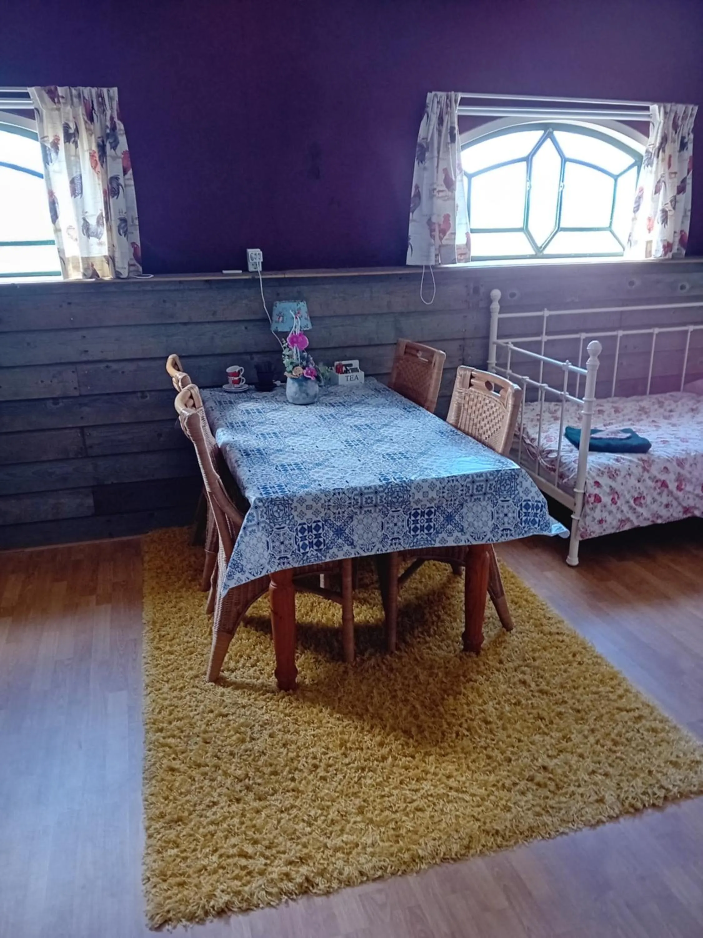 Dining area, Bed in B&B De Kaagse Koe