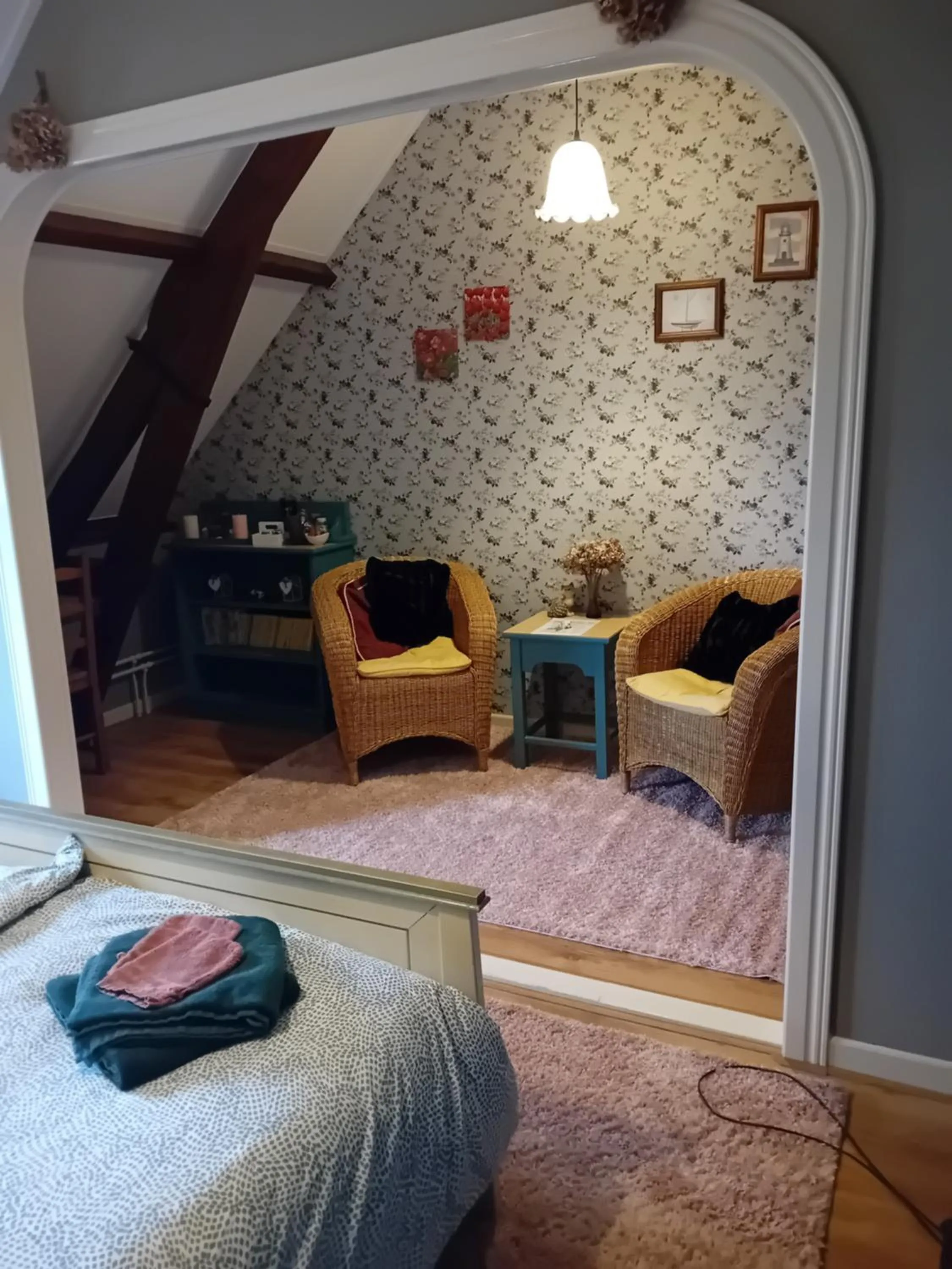 Seating area, Bed in B&B De Kaagse Koe