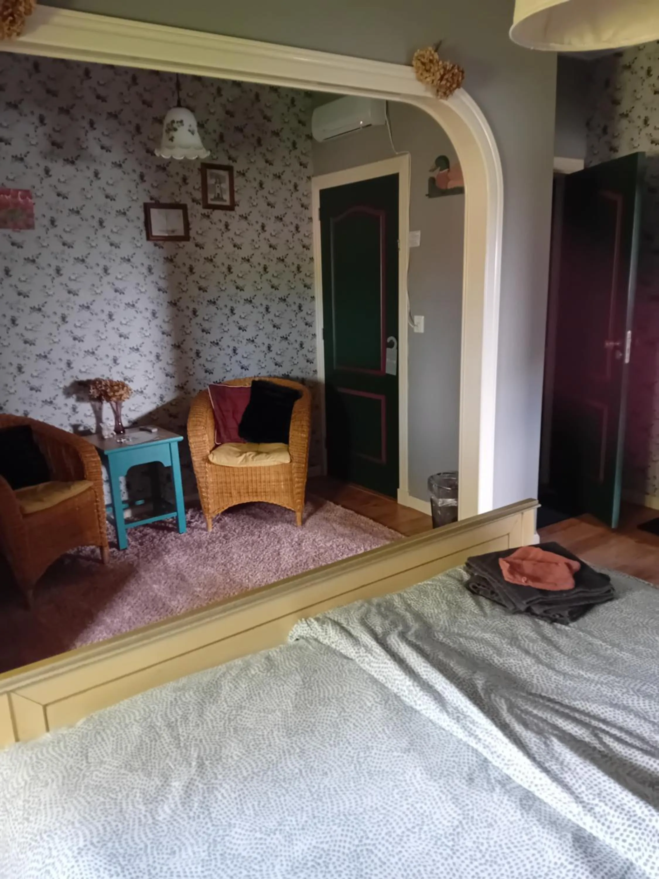 Seating area, Bed in B&B De Kaagse Koe