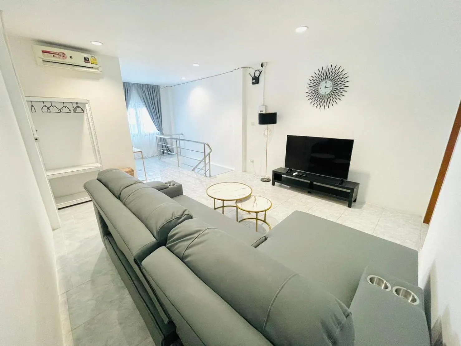 TV and multimedia in Richmond Guesthouse Haad Rin