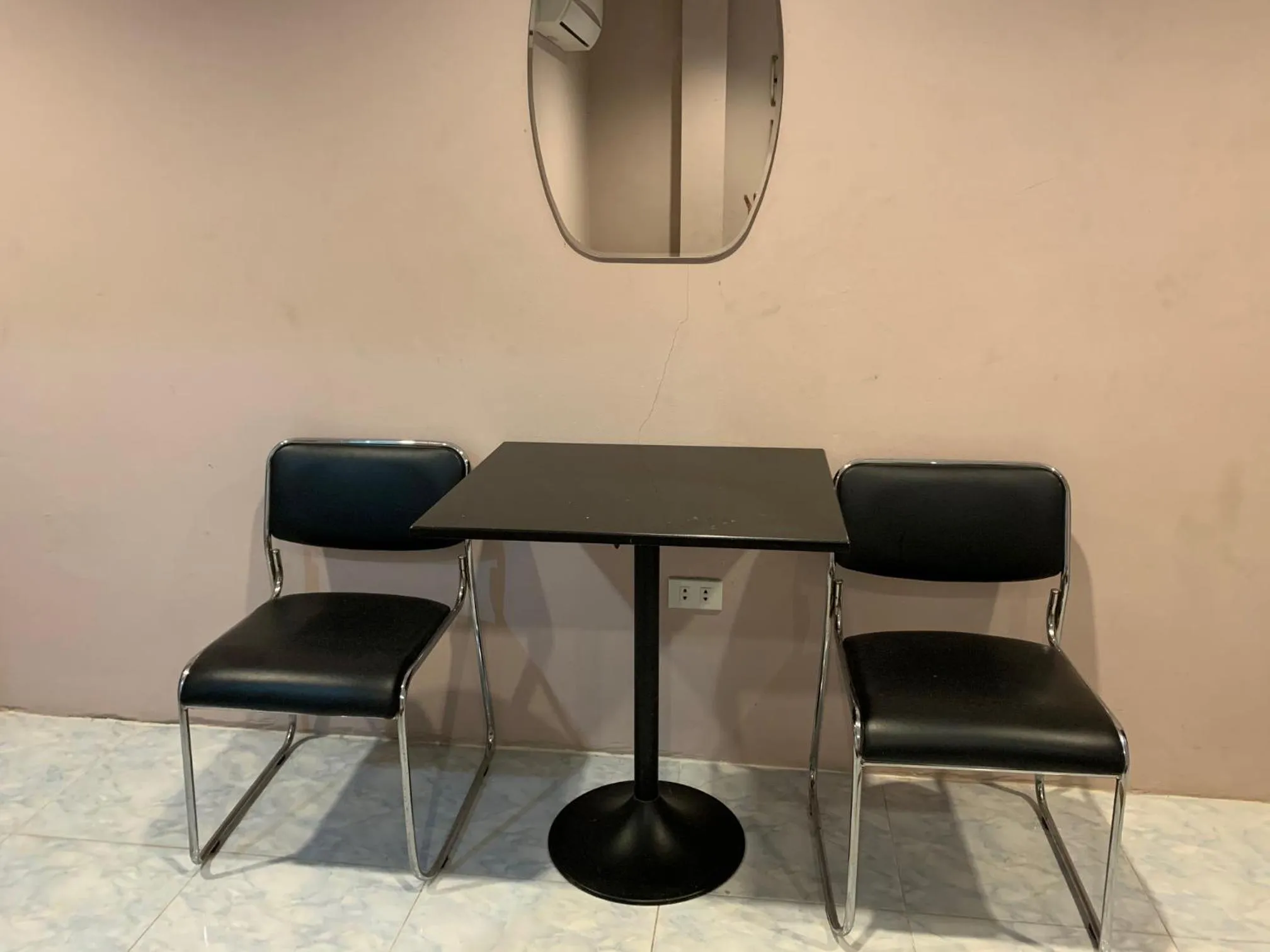 Seating area in Richmond Guesthouse Haad Rin