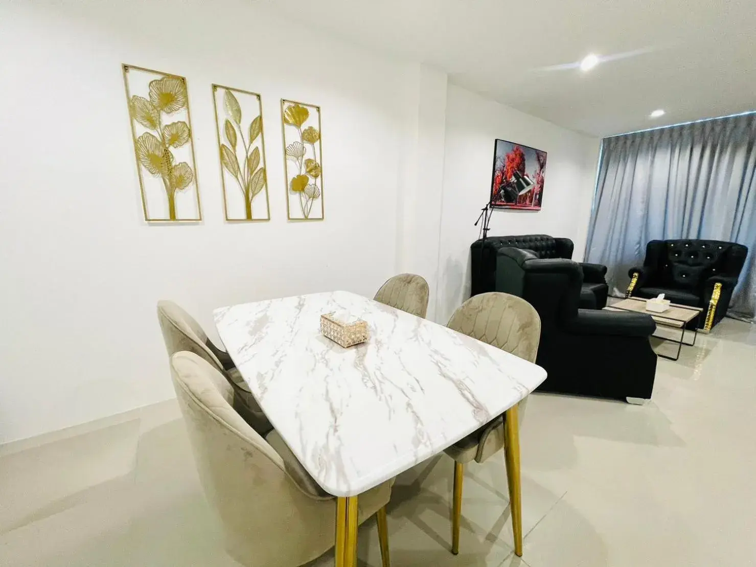 Dining area in Richmond Guesthouse Haad Rin Dining area in Richmond Guesthouse Haad Rin