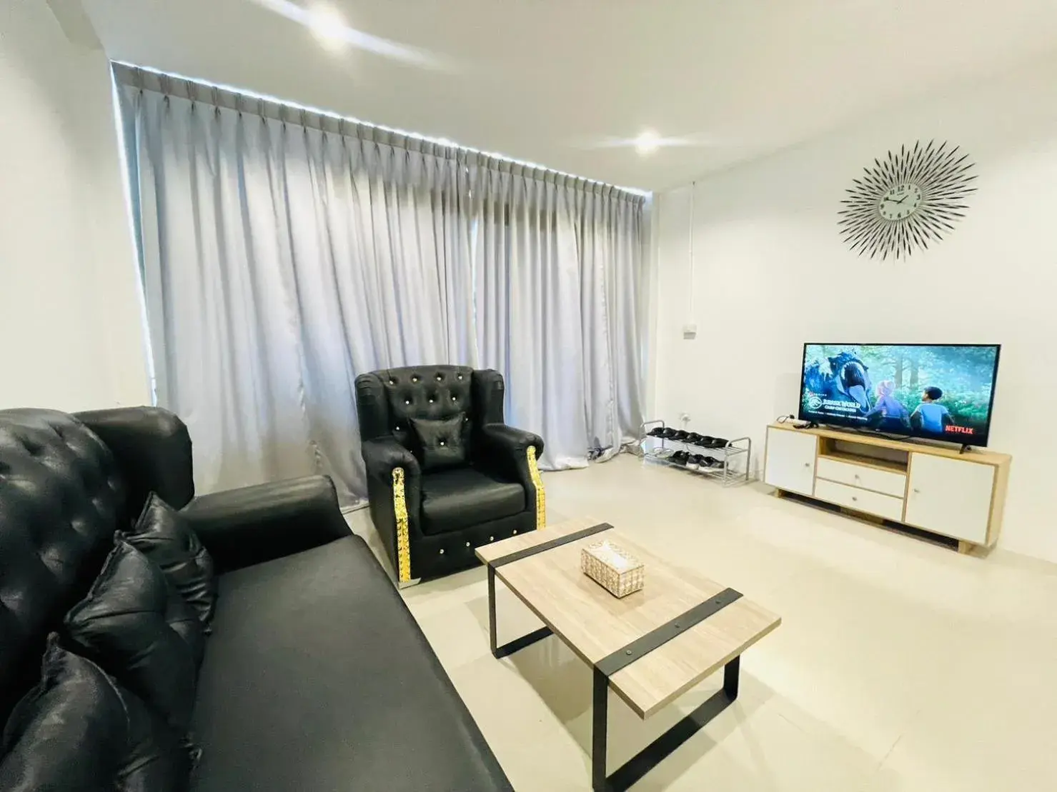 Photo of the whole room in Richmond Guesthouse Haad Rin Photo of the whole room in Richmond Guesthouse Haad Rin