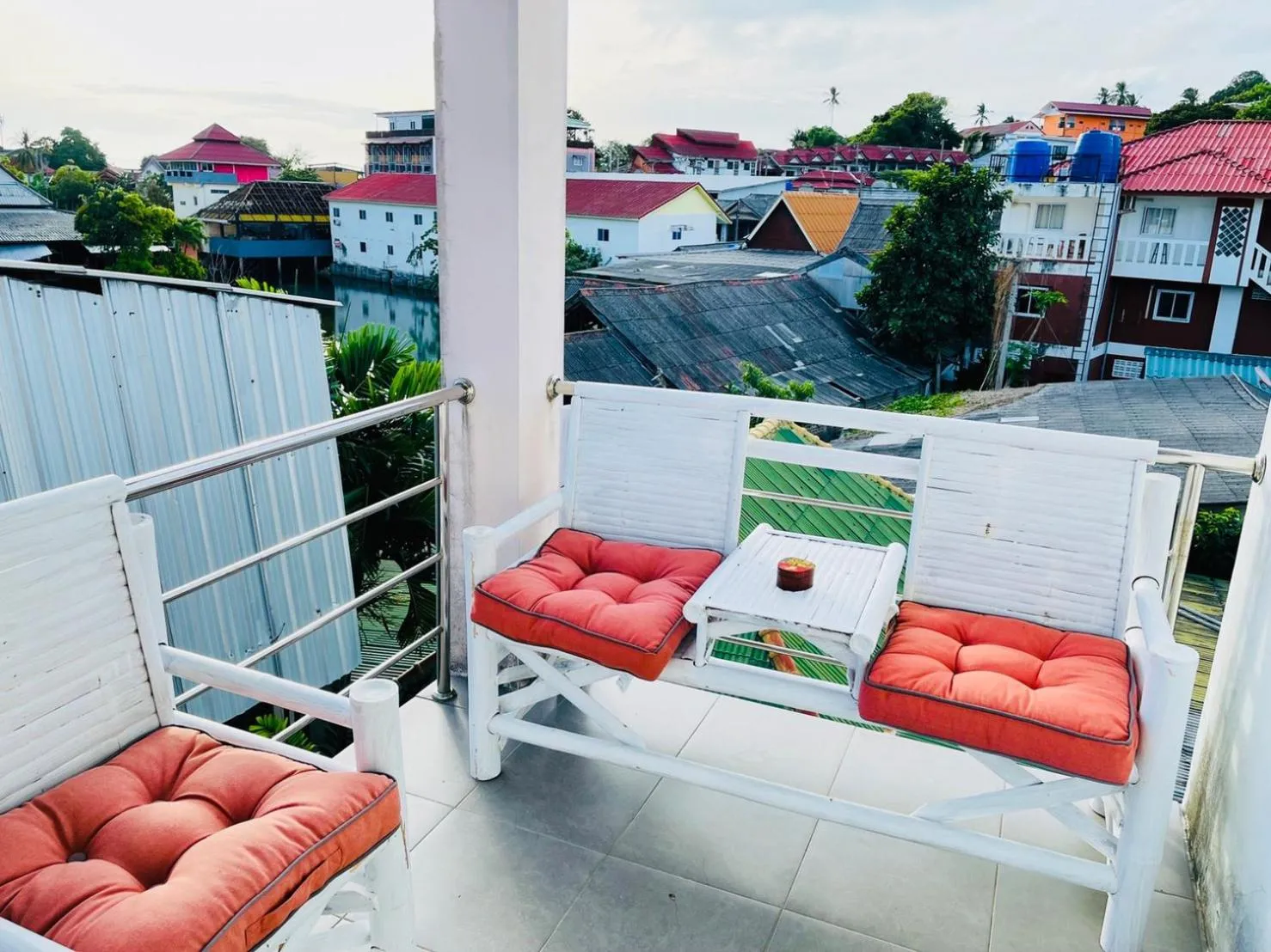 Seating area in Richmond Guesthouse Haad Rin