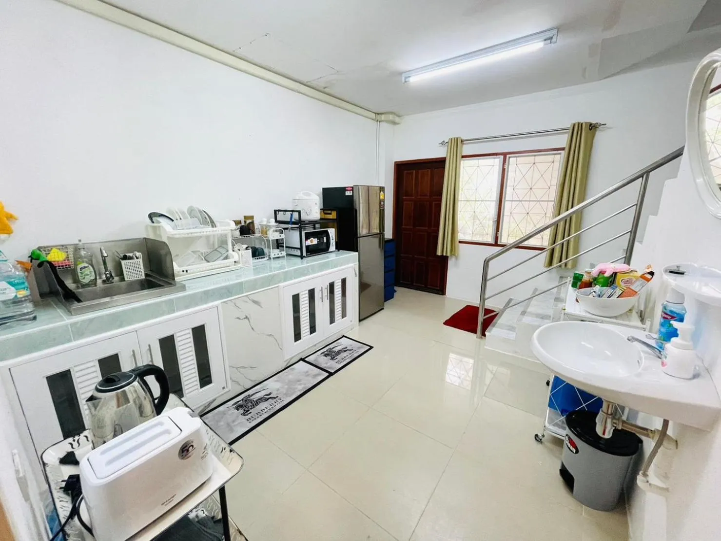 kitchen in Richmond Guesthouse Haad Rin