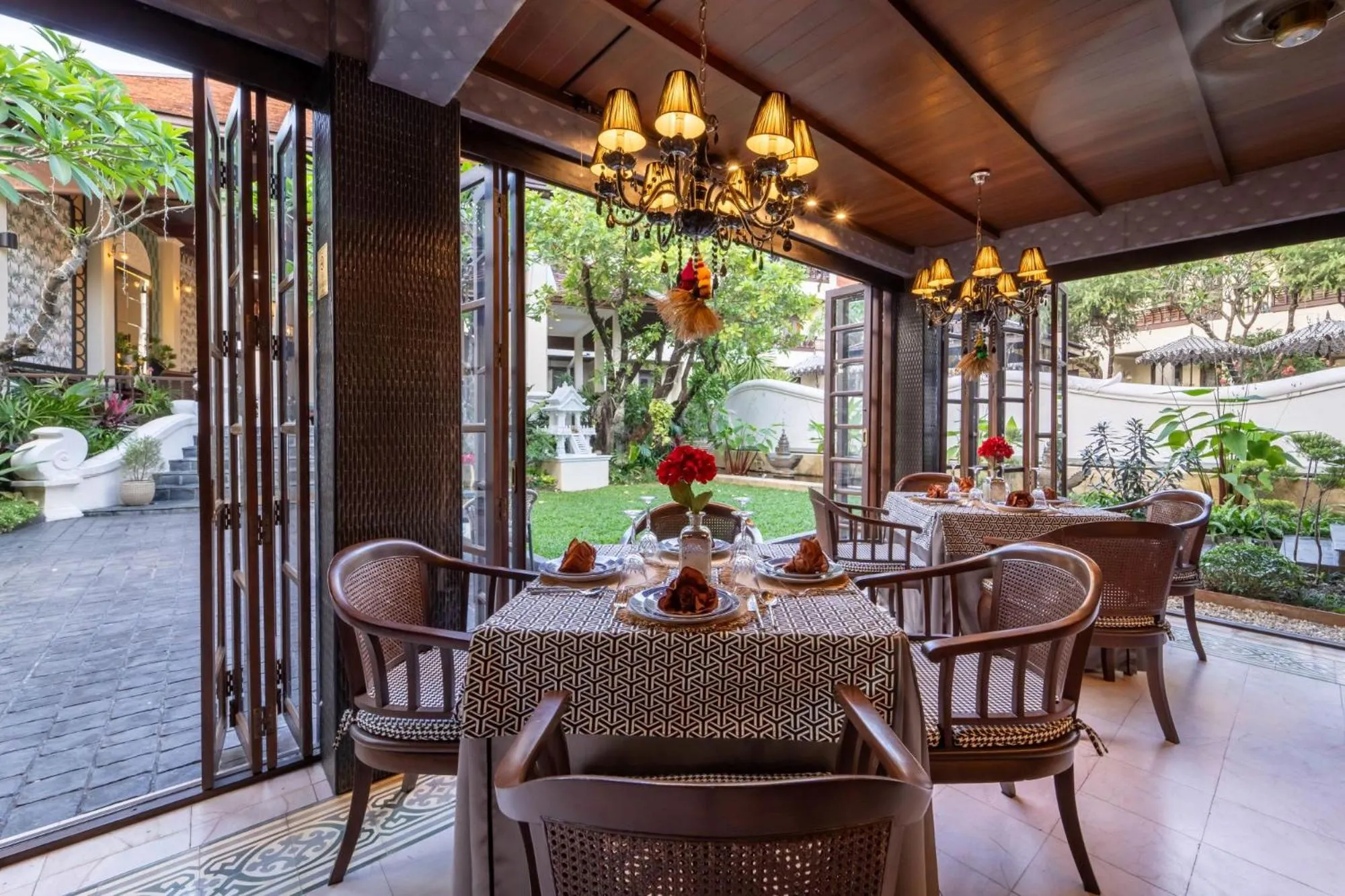 Restaurant/places to eat in Puripunn Hideaway