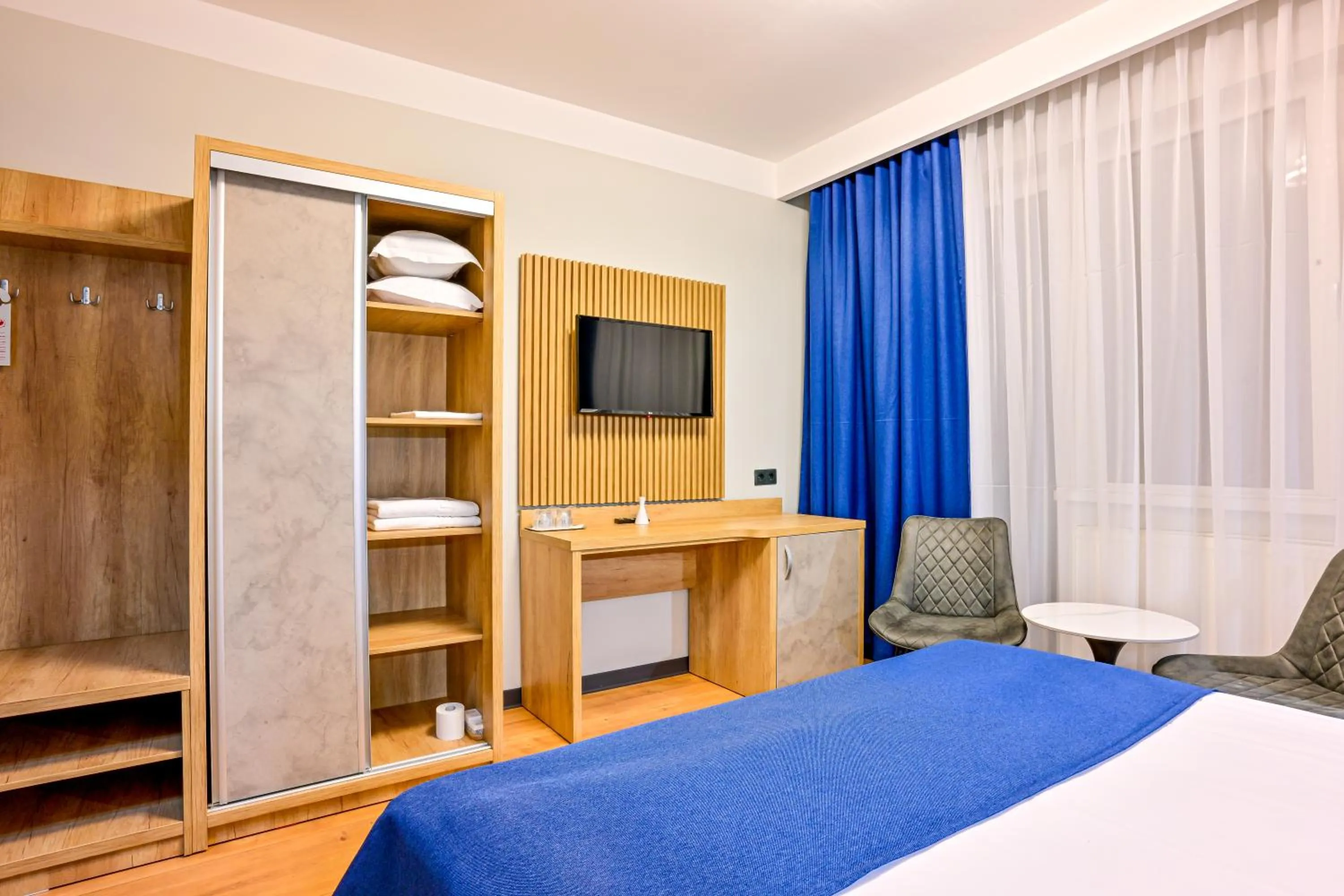 Communal lounge/ TV room, Bed in Hotel Class Hermannstadt