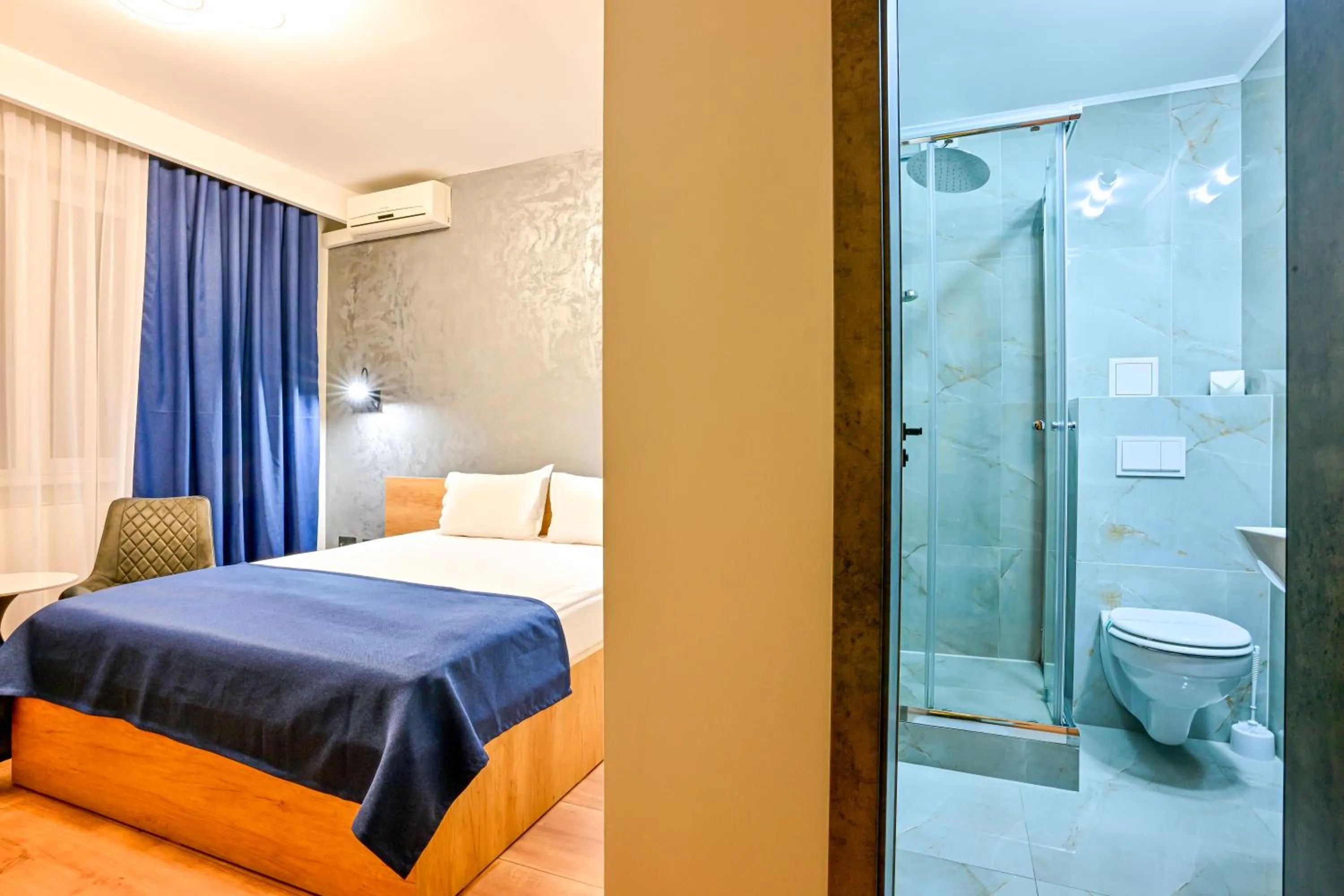 Shower, Bed in Hotel Class Hermannstadt