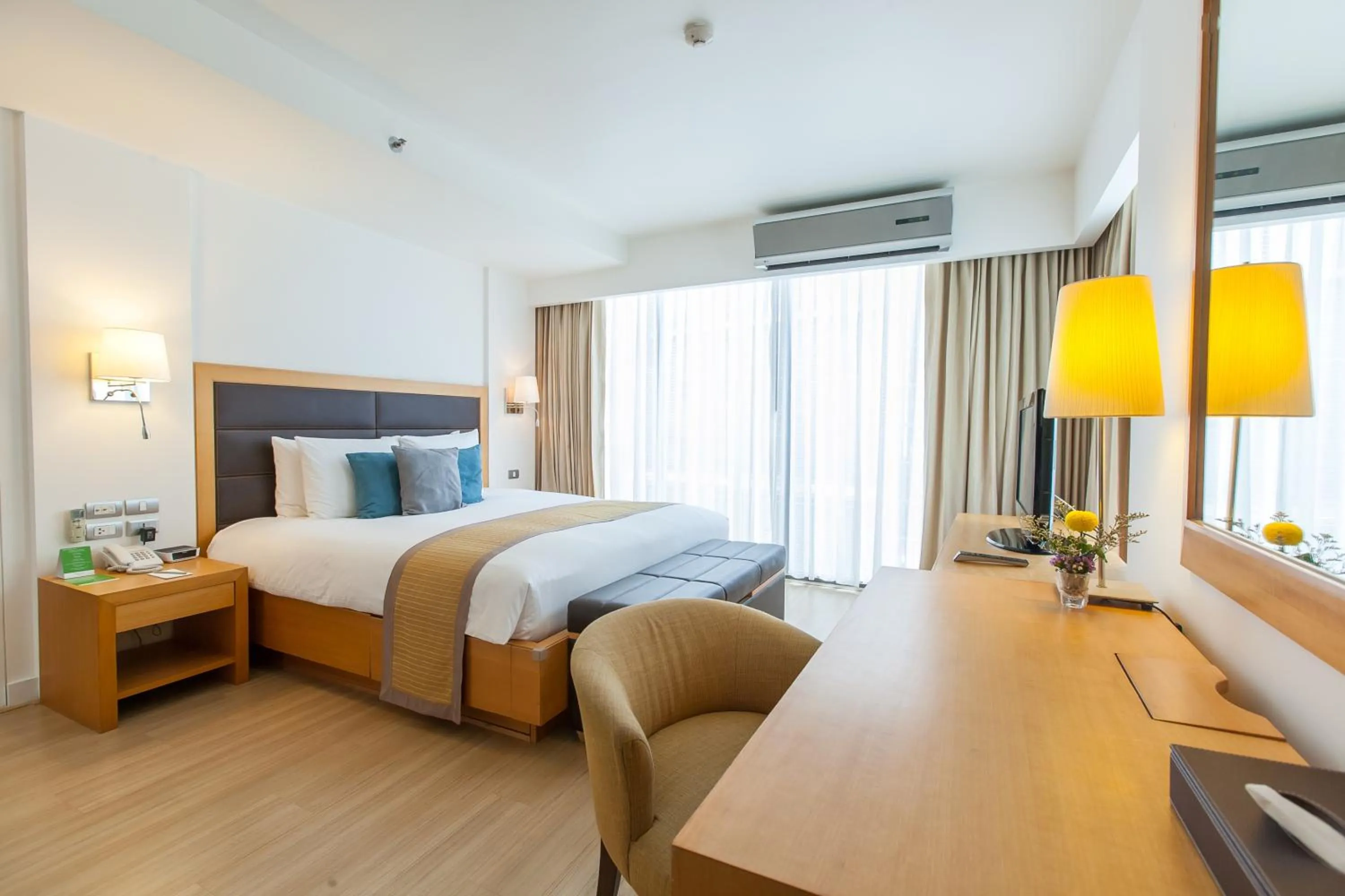 Photo of the whole room, Bed in Oakwood Residence Sukhumvit 24 Bangkok