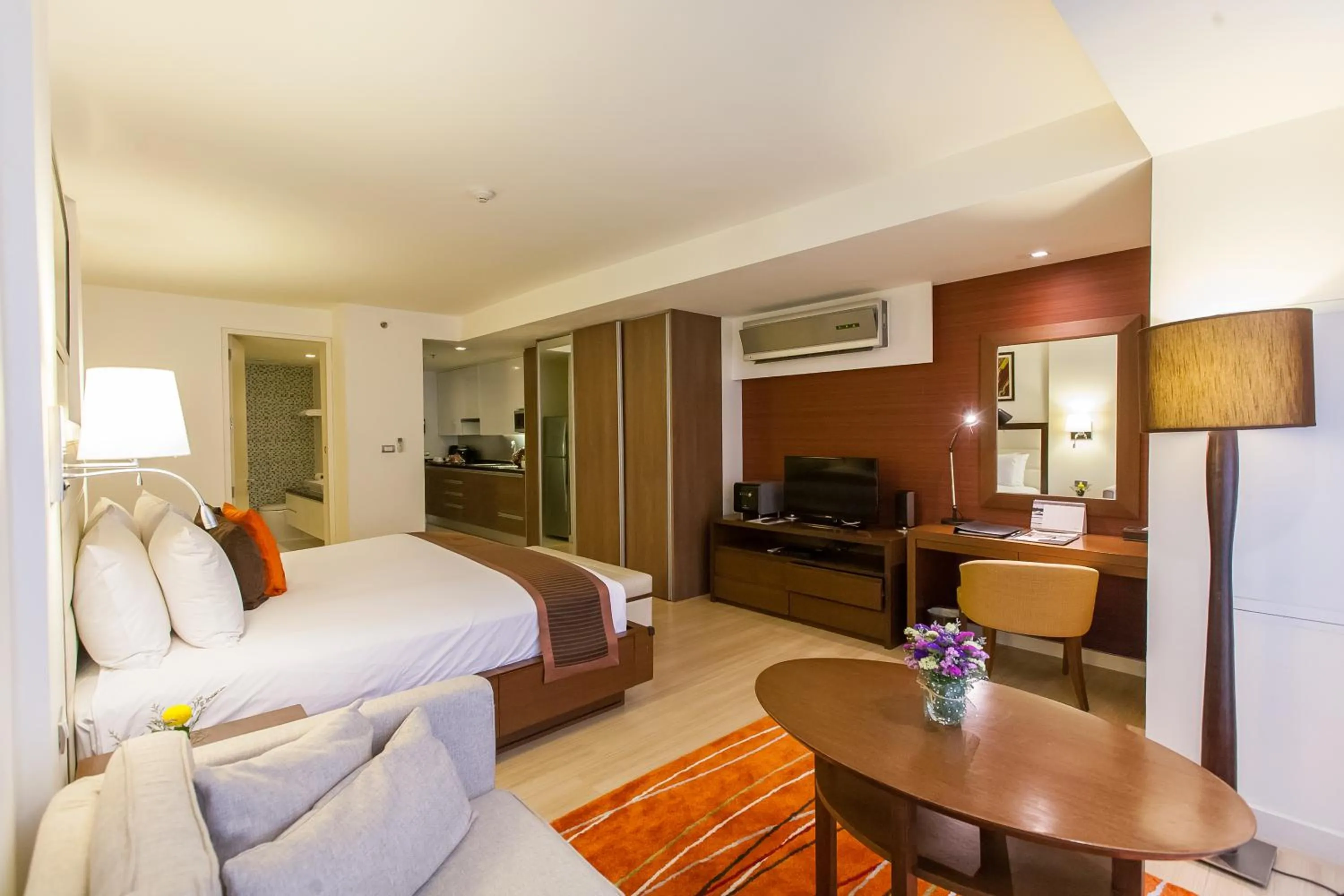 Bedroom, Bed in Oakwood Residence Sukhumvit 24 Bangkok