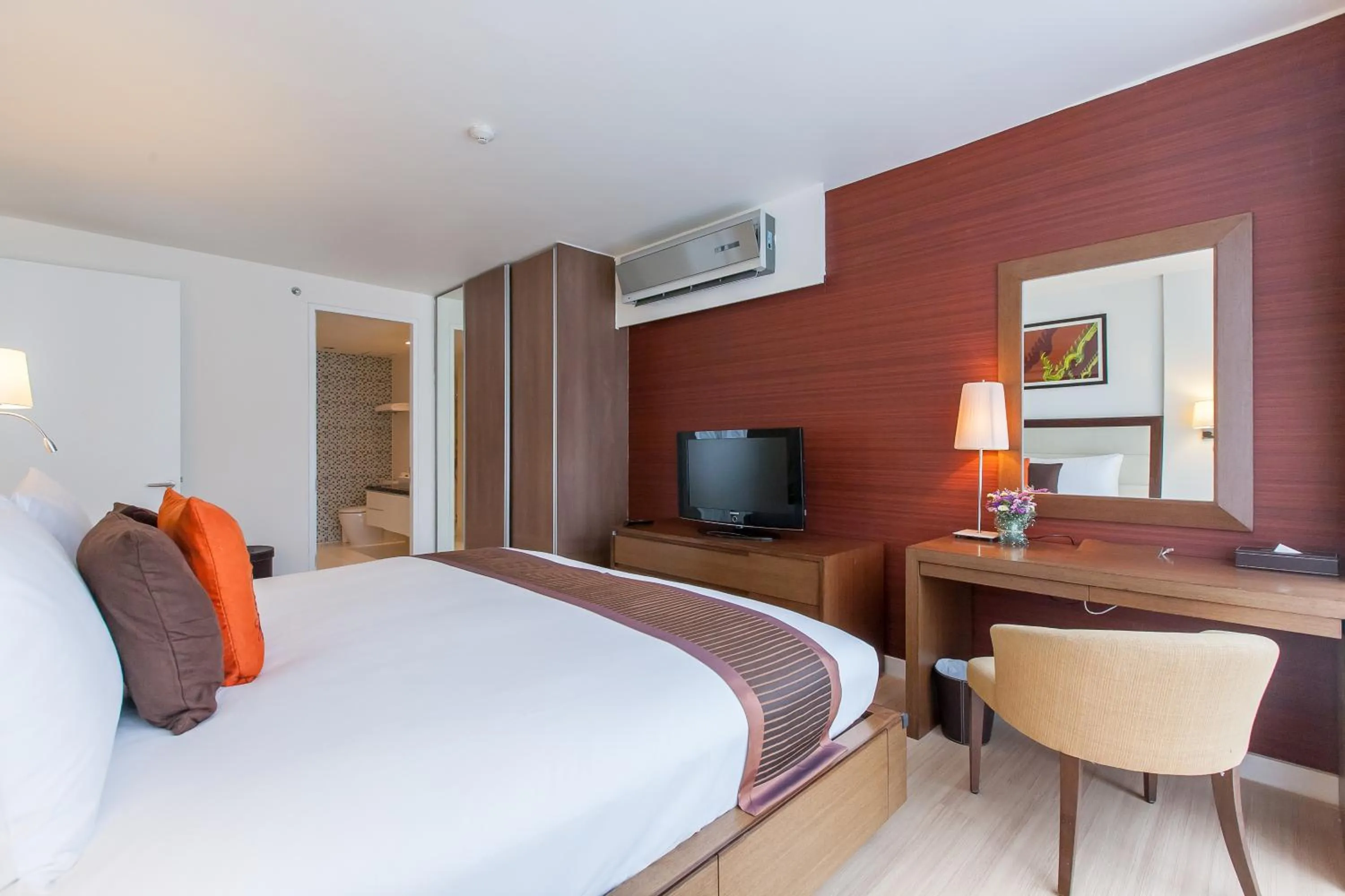 Bedroom, Bed in Oakwood Residence Sukhumvit 24 Bangkok
