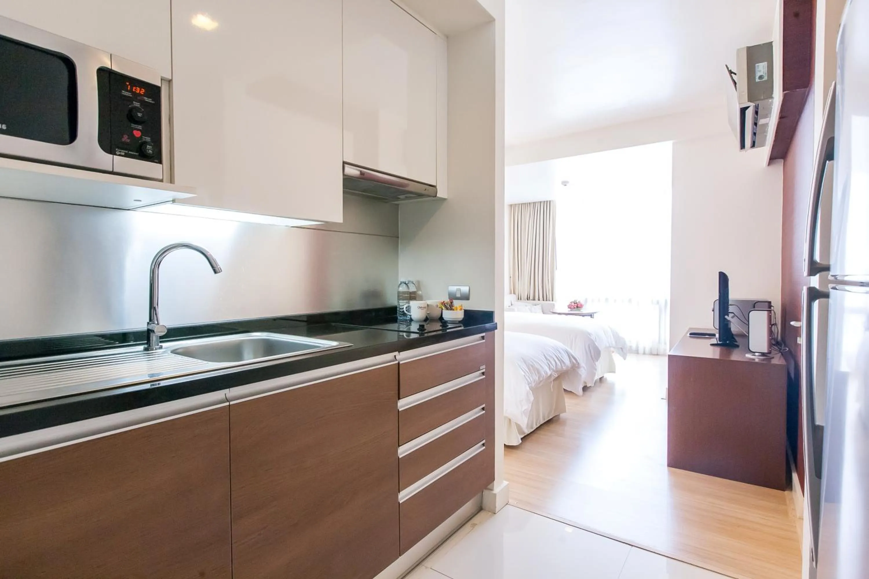 Kitchen or kitchenette, Bed in Oakwood Residence Sukhumvit 24 Bangkok