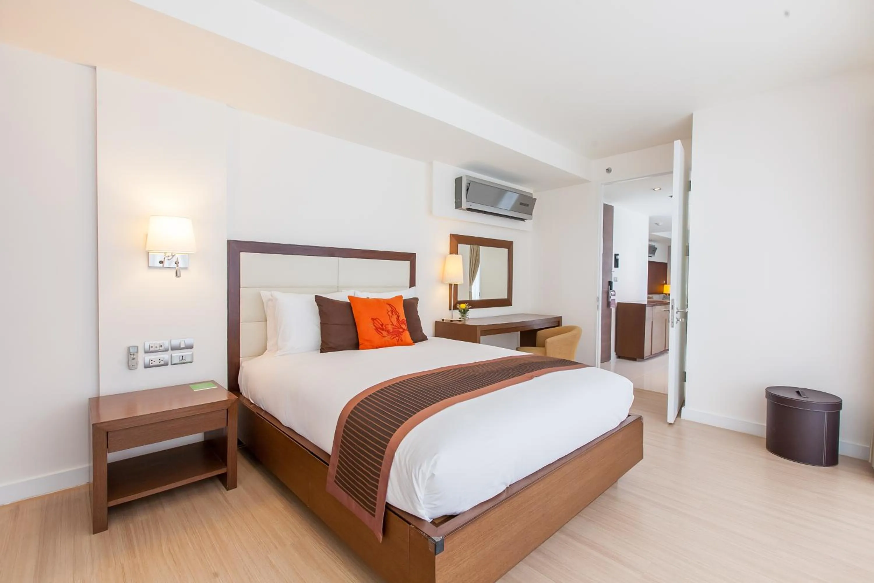 Bedroom, Bed in Oakwood Residence Sukhumvit 24 Bangkok