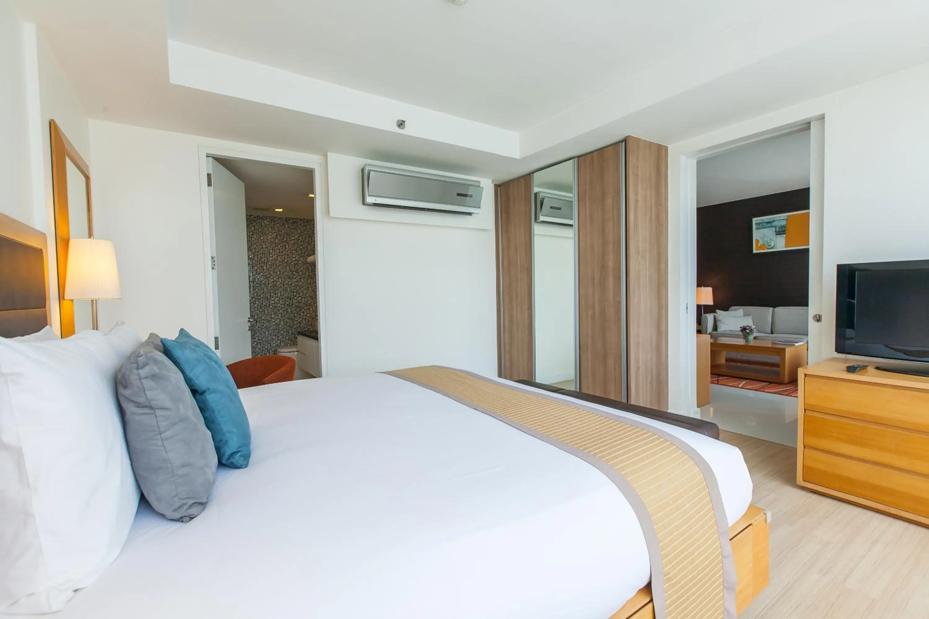 Bedroom, Bed in Oakwood Residence Sukhumvit 24 Bangkok