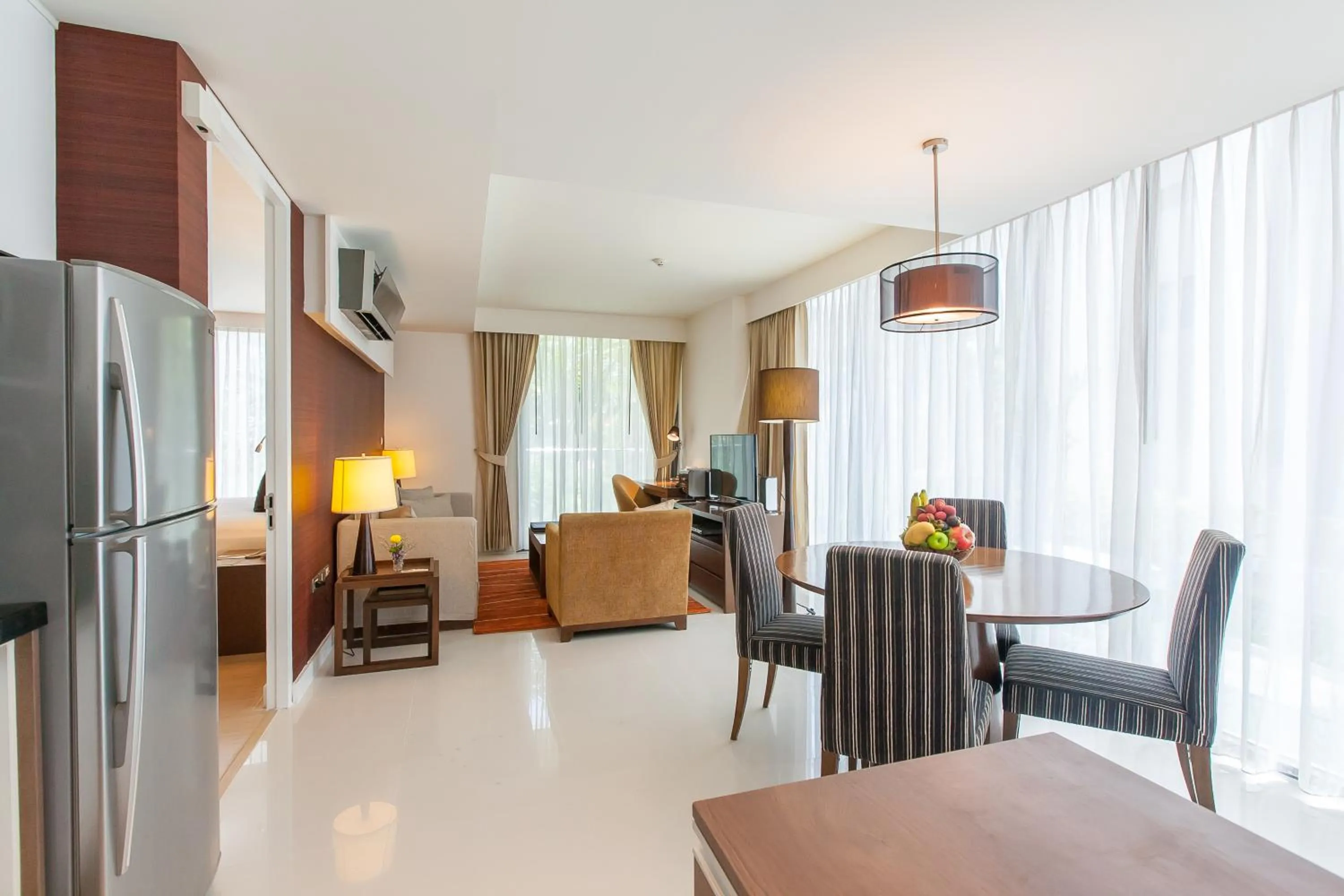 Dining area in Oakwood Residence Sukhumvit 24 Bangkok