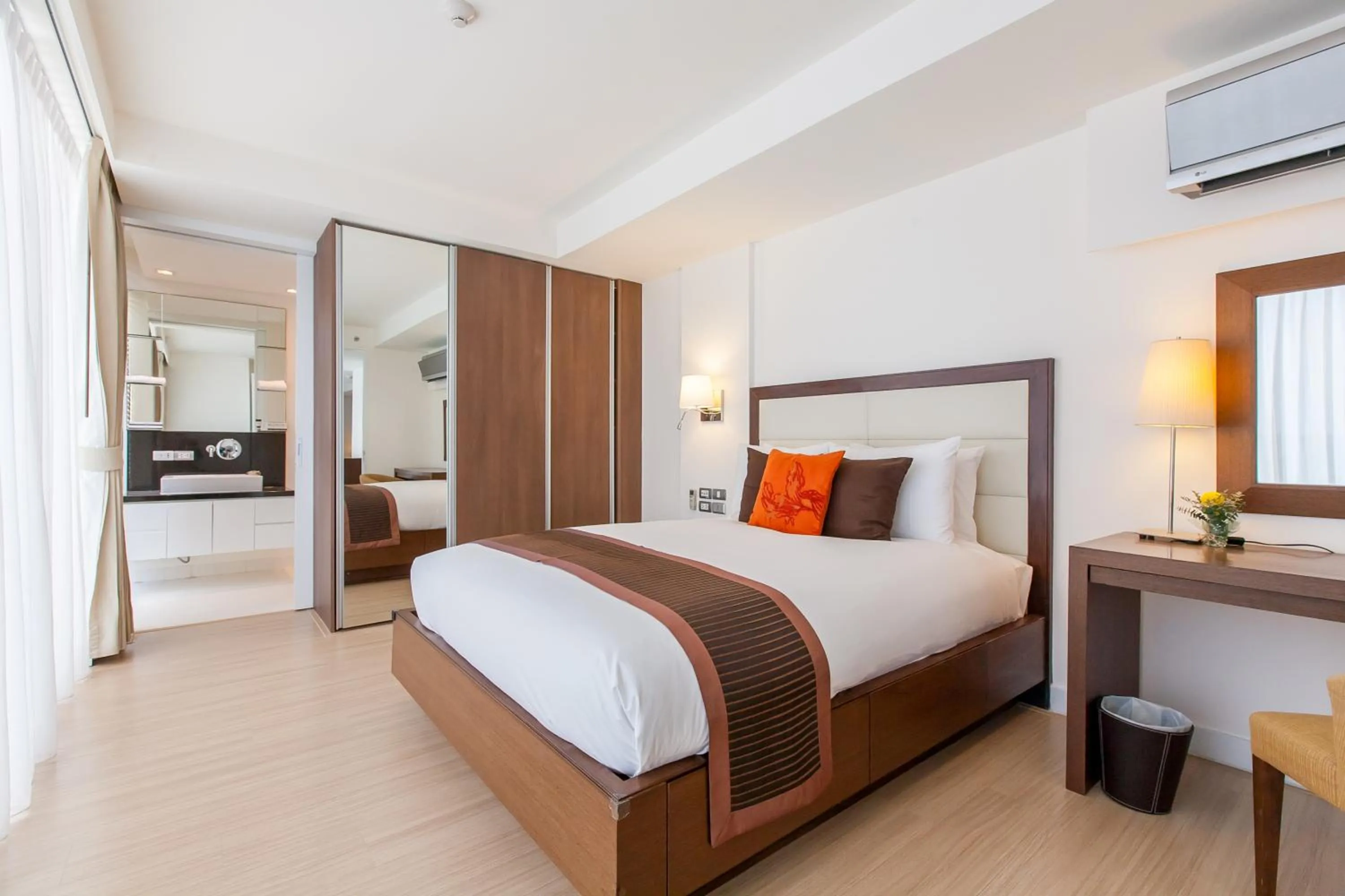 Bed in Oakwood Residence Sukhumvit 24 Bangkok