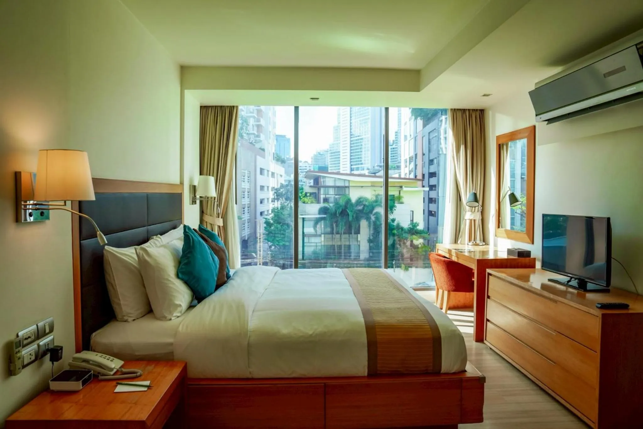Bed in Oakwood Residence Sukhumvit 24 Bangkok