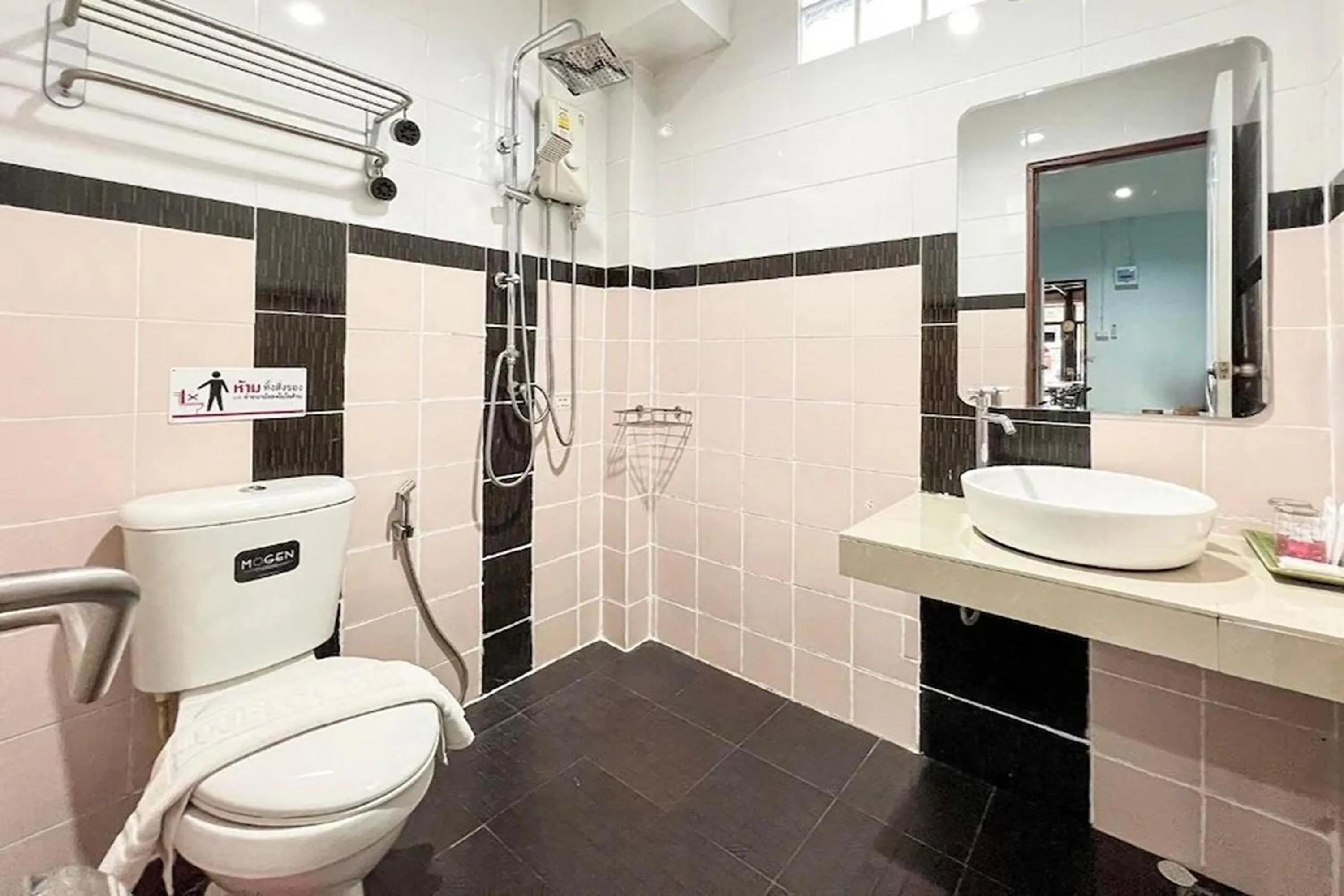 Shower in Chat House Chiang Rai